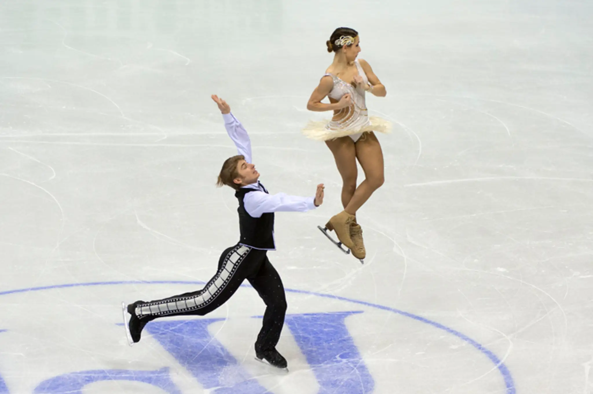 Rusi Kristina Astachovová a Alexej Rogonov počas krátkeho programu športových dvojíc na ME