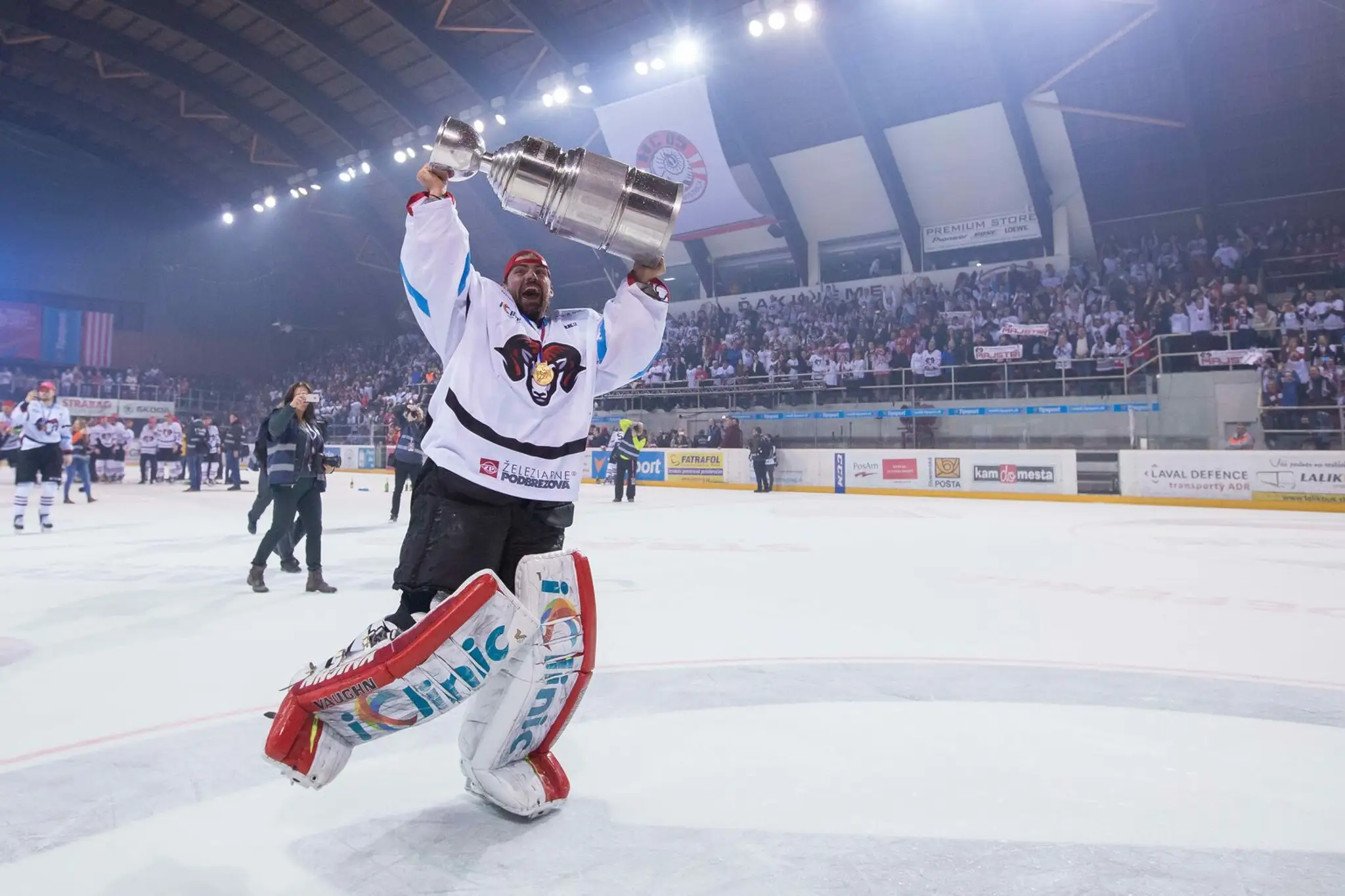 Na snímke hráči HC'05 iClinic Banská Bystrica oslavujú zisk historicky prvého majstrovského titulu
