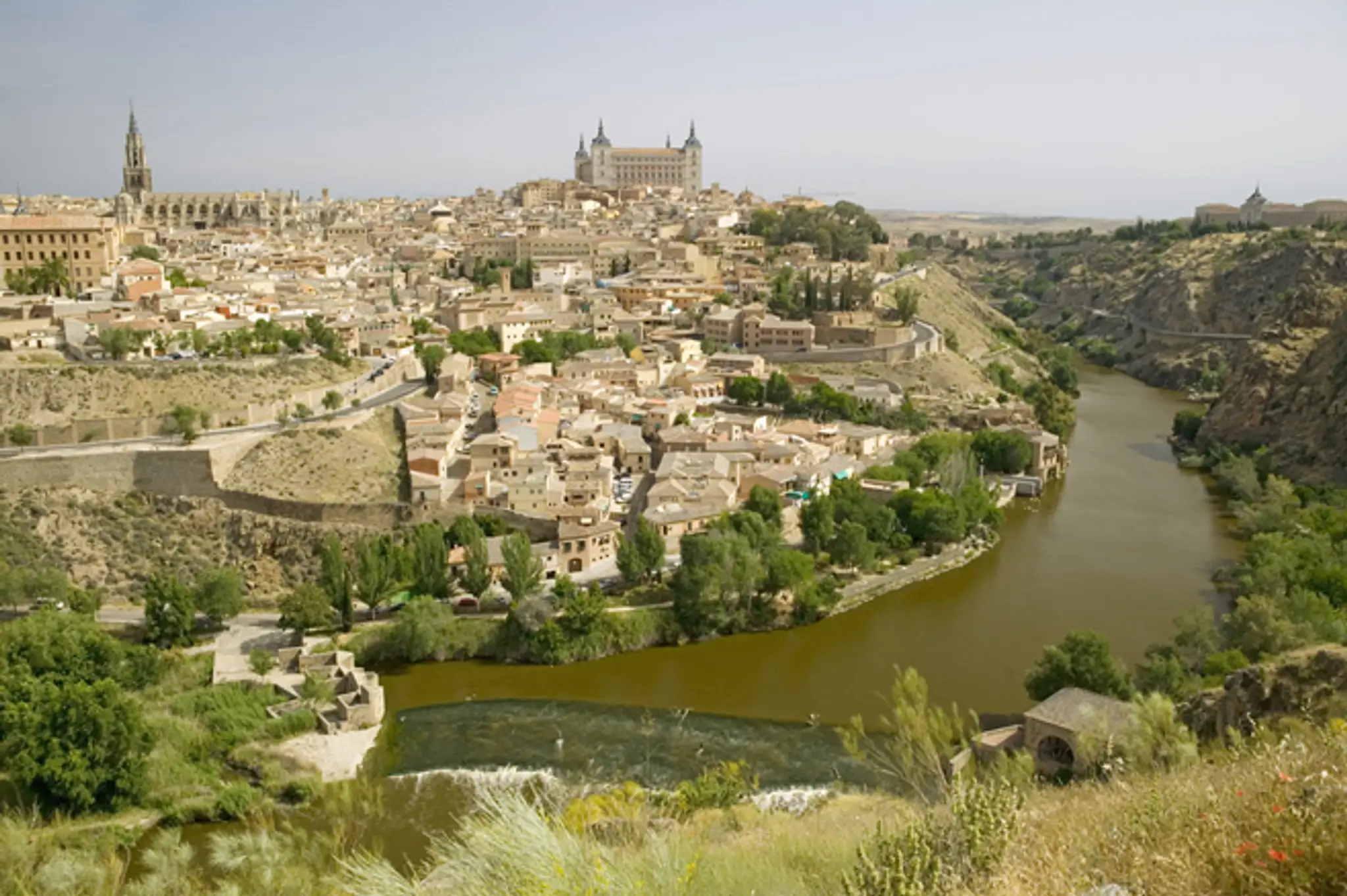 Pohľad na španielsko mesto Toledo s riekou Tajo.