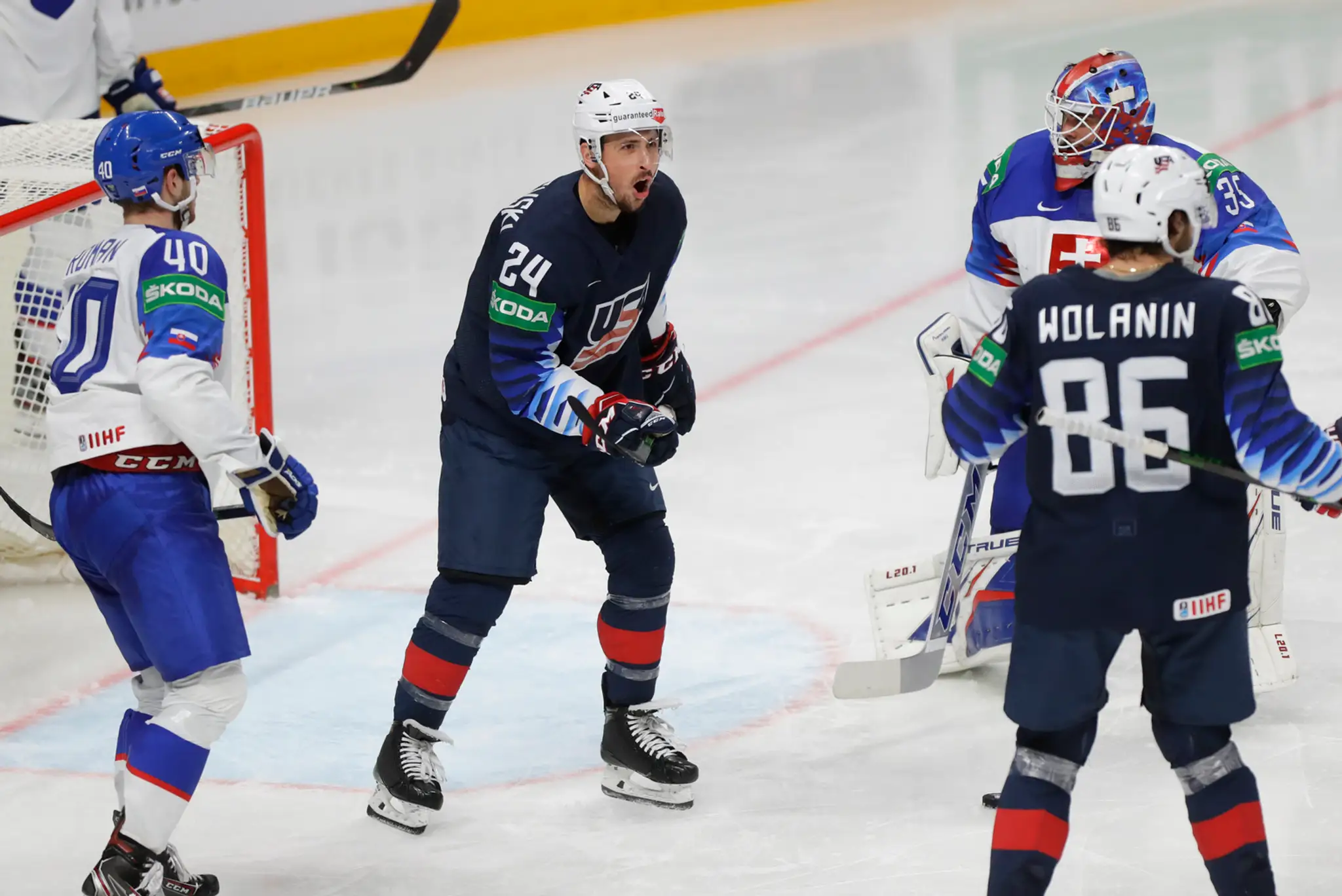 Zľava Kevin Labanc z USA a Matúš Sukeľ vo štvrťfinále MS 2021.
