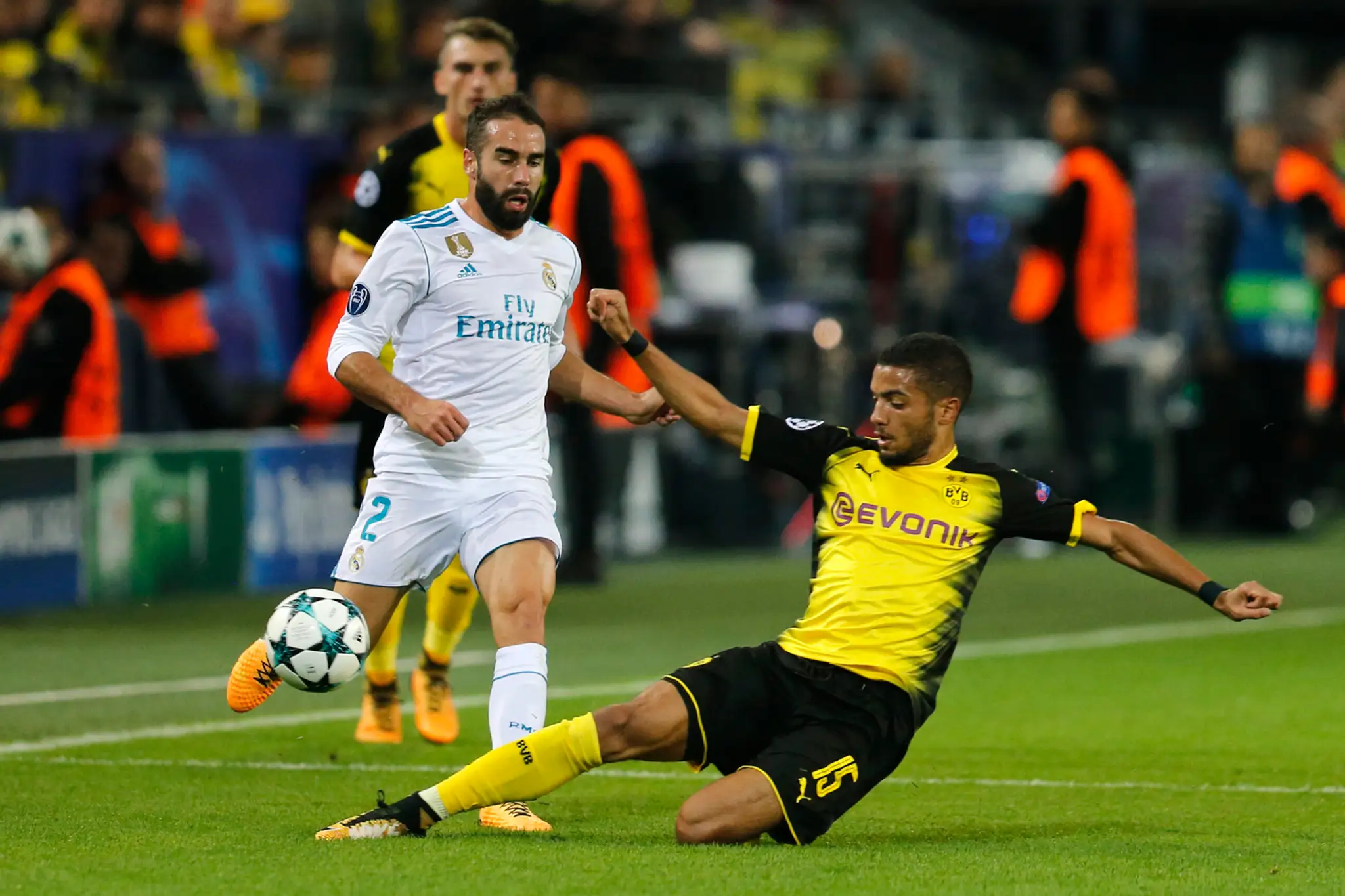 Efstathios Aloneftis (vpravo) z APOELu bojuje o loptu s Ericom Dierom z Tottenhamu v zápase LM.