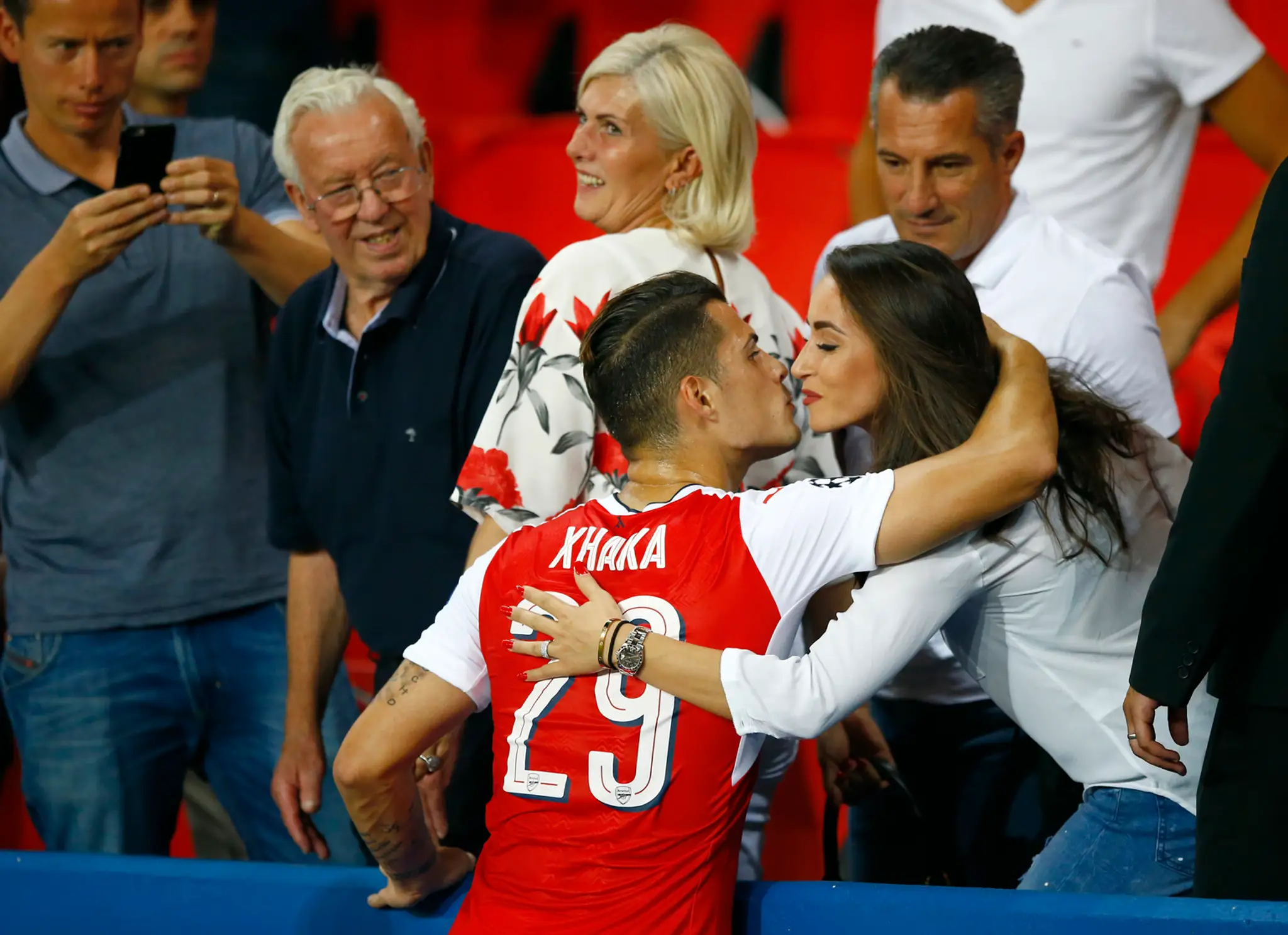 Stopér PSG Marquinhos reaguje po nepresnej hlavičke v samom závere domáceho duelu LM proti Arsenalu Londýn.