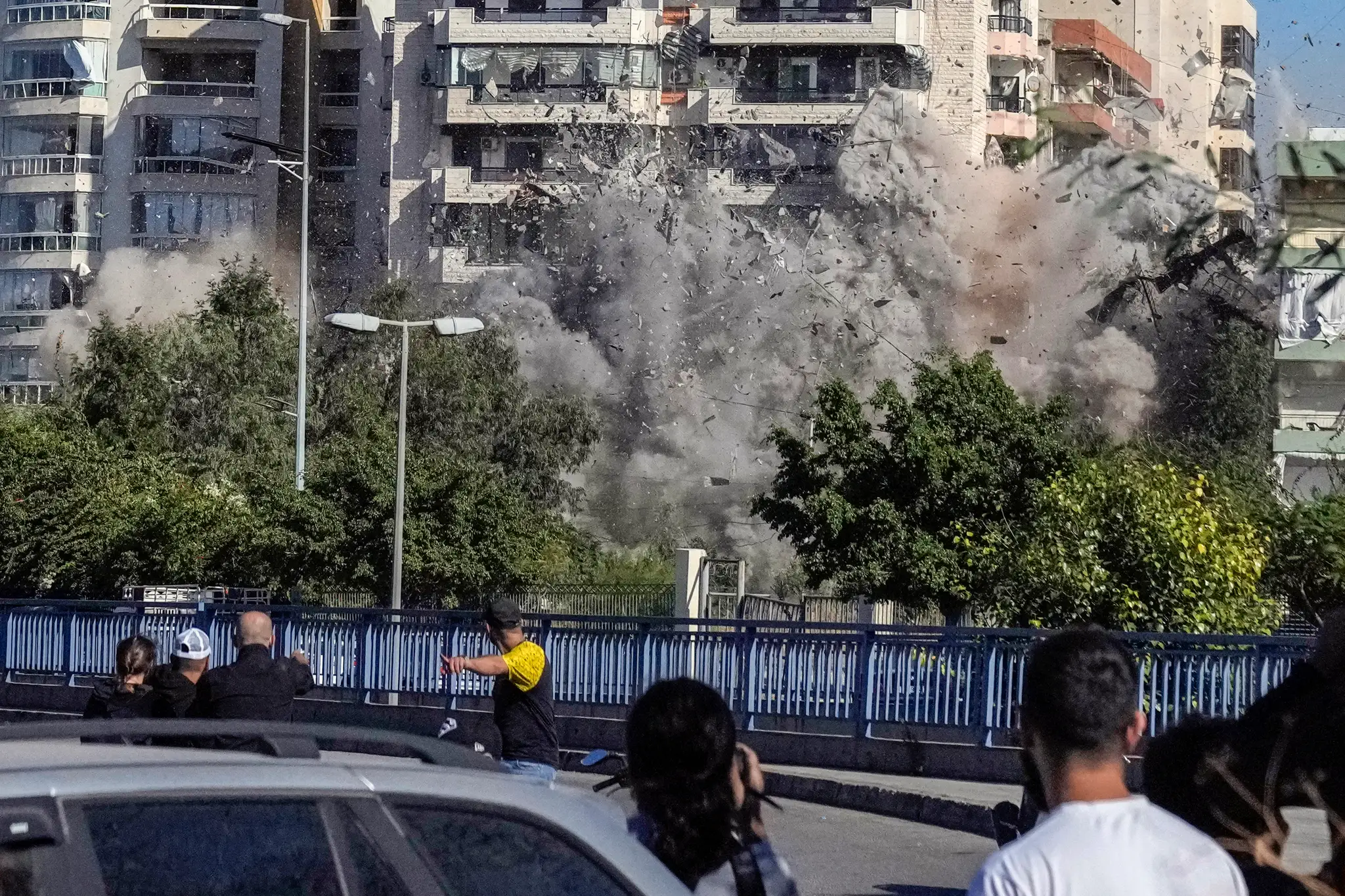 Fotograf odfotil izraelskú raketu pred nárazom do budovy v Bejrúte.