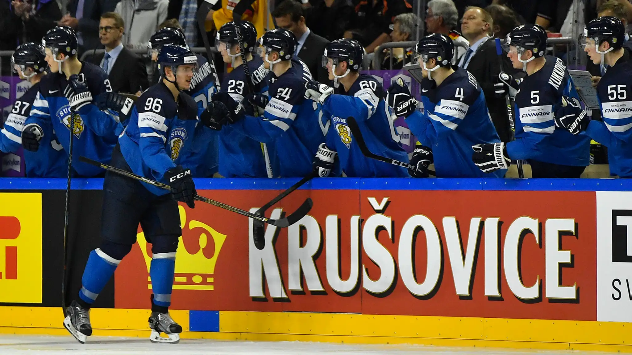 Mikko Rantanen (na ľade) prijíma gratulácie od fínskych spoluhráčov po góle vo štvrťfinále MS 2017 proti USA.