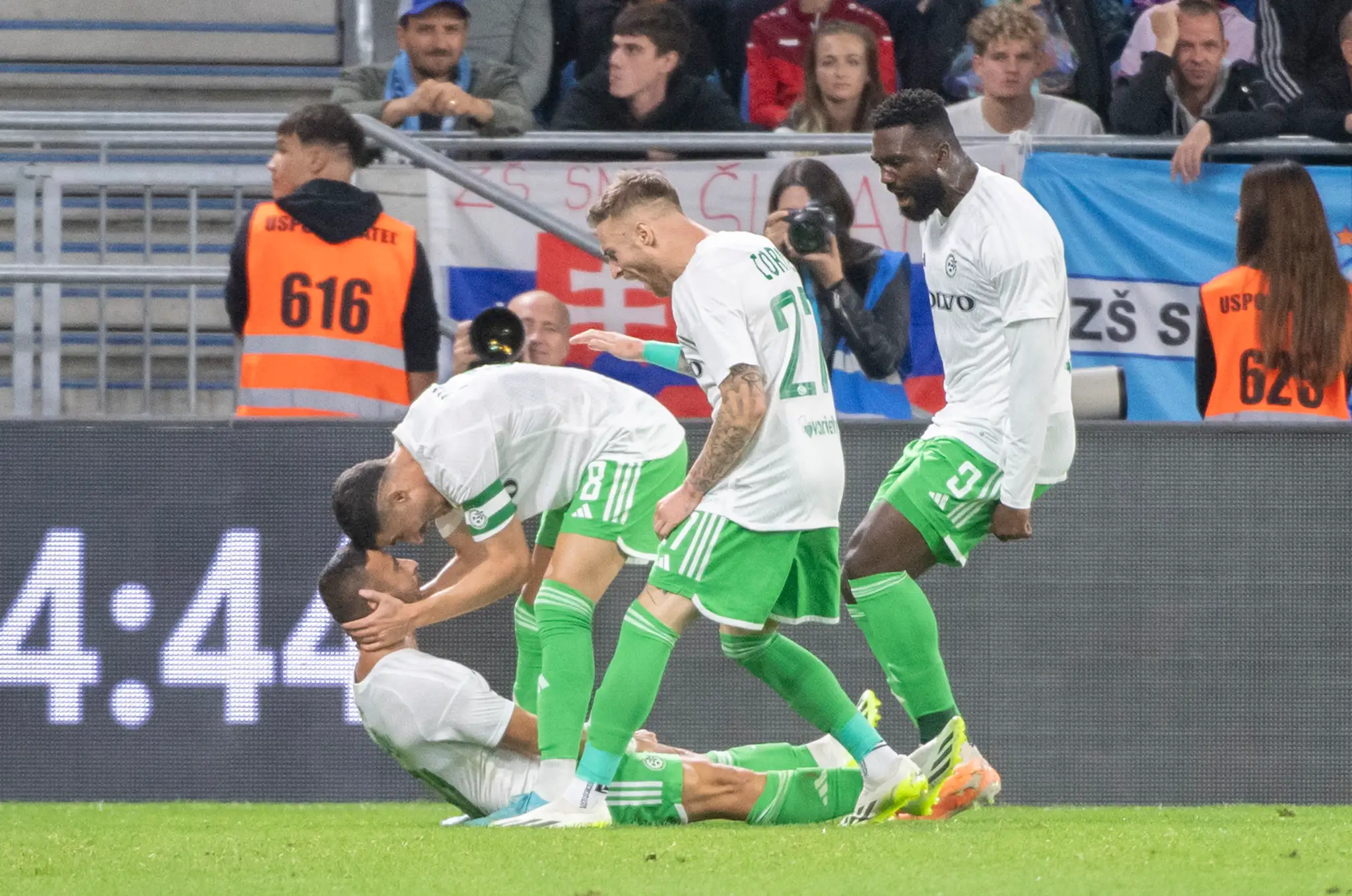 Hráči Maccabi Haifa sa tešia z gólu