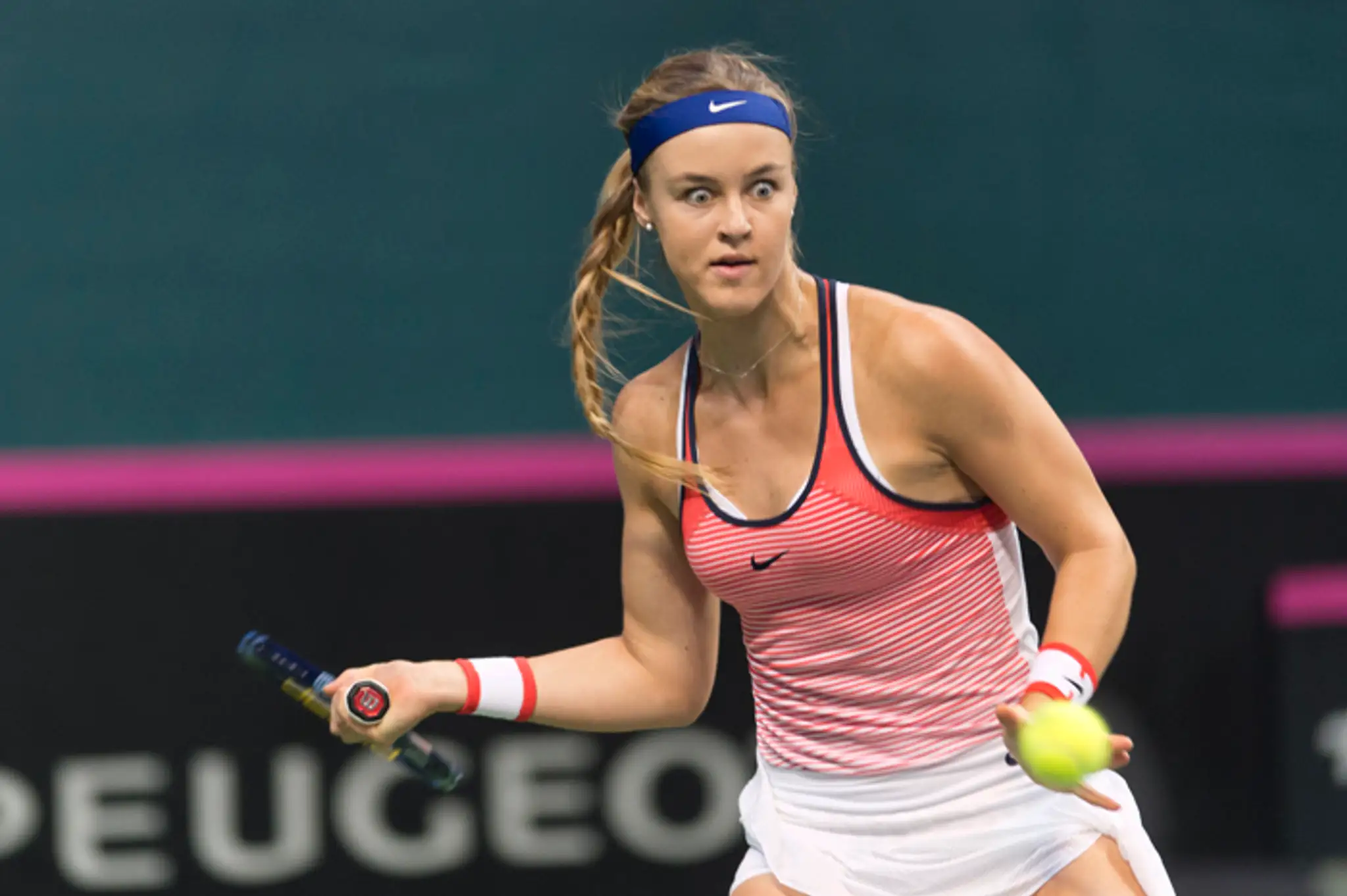 Anna Karolína Schmiedlová odvracia loptičku proti Arine Rodionovovej (Austrália) počas Fed Cupu.