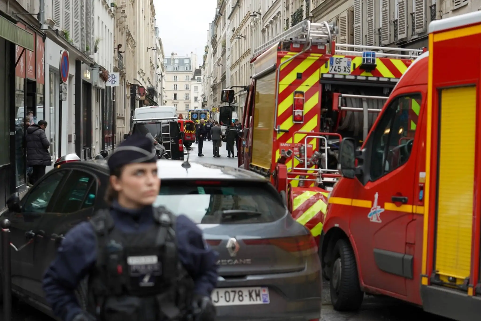 Polícia po streľbe uzavrela ulicu Rue d'Enghien v 10. parížskom obvode.