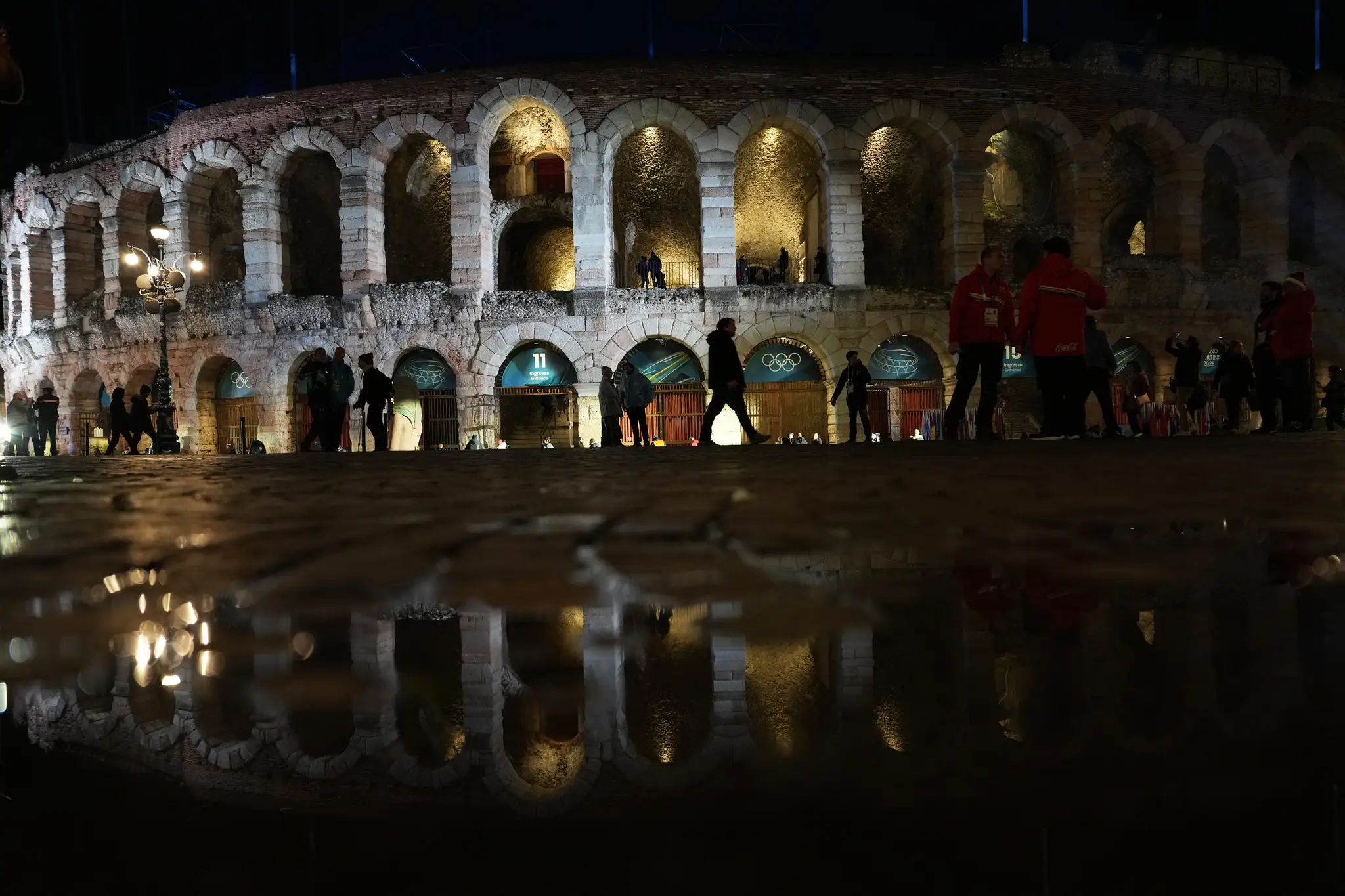Na snímke ľudia prichádzajú do amfiteátra v talianskom meste Verona.