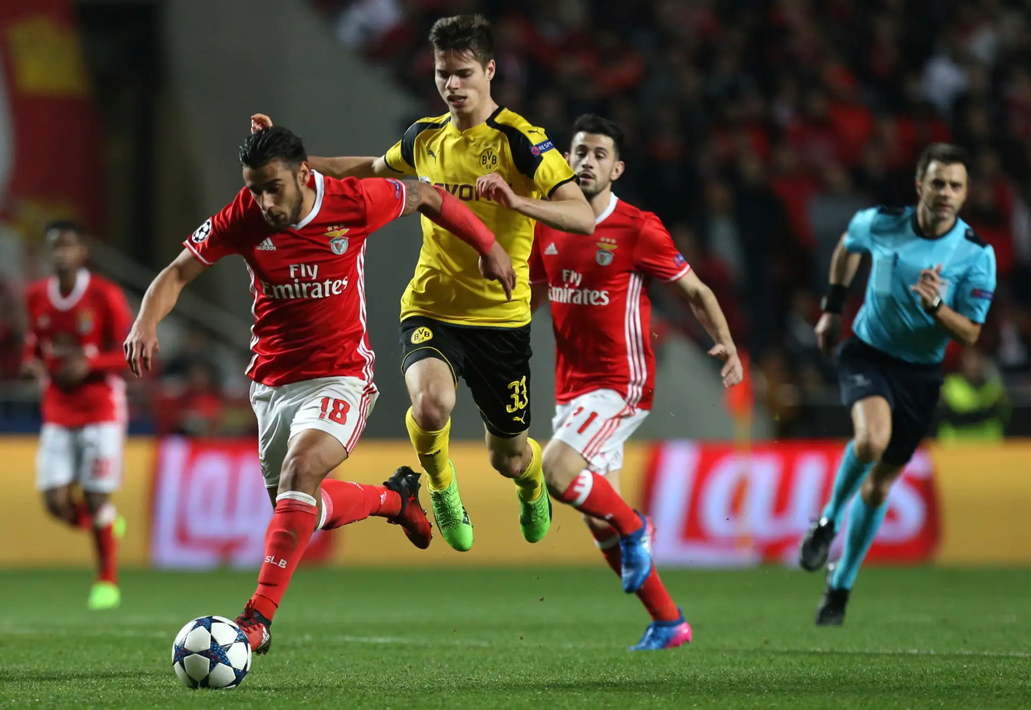 Eduardo Salvio (vľavo) z Benficy bráni loptu pred Julianom Weiglom z Dortmundu v osemfinále LM.