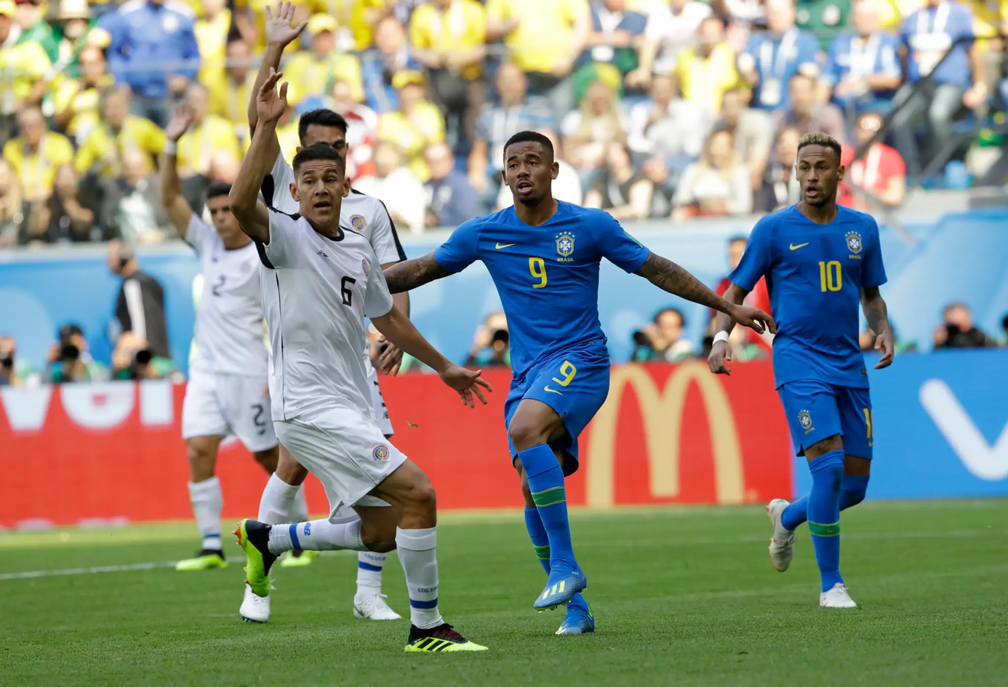 Útočník Brazílie Gabriel Jesus (v modrom) počas duelu na MS 2018 proti Kostarike.