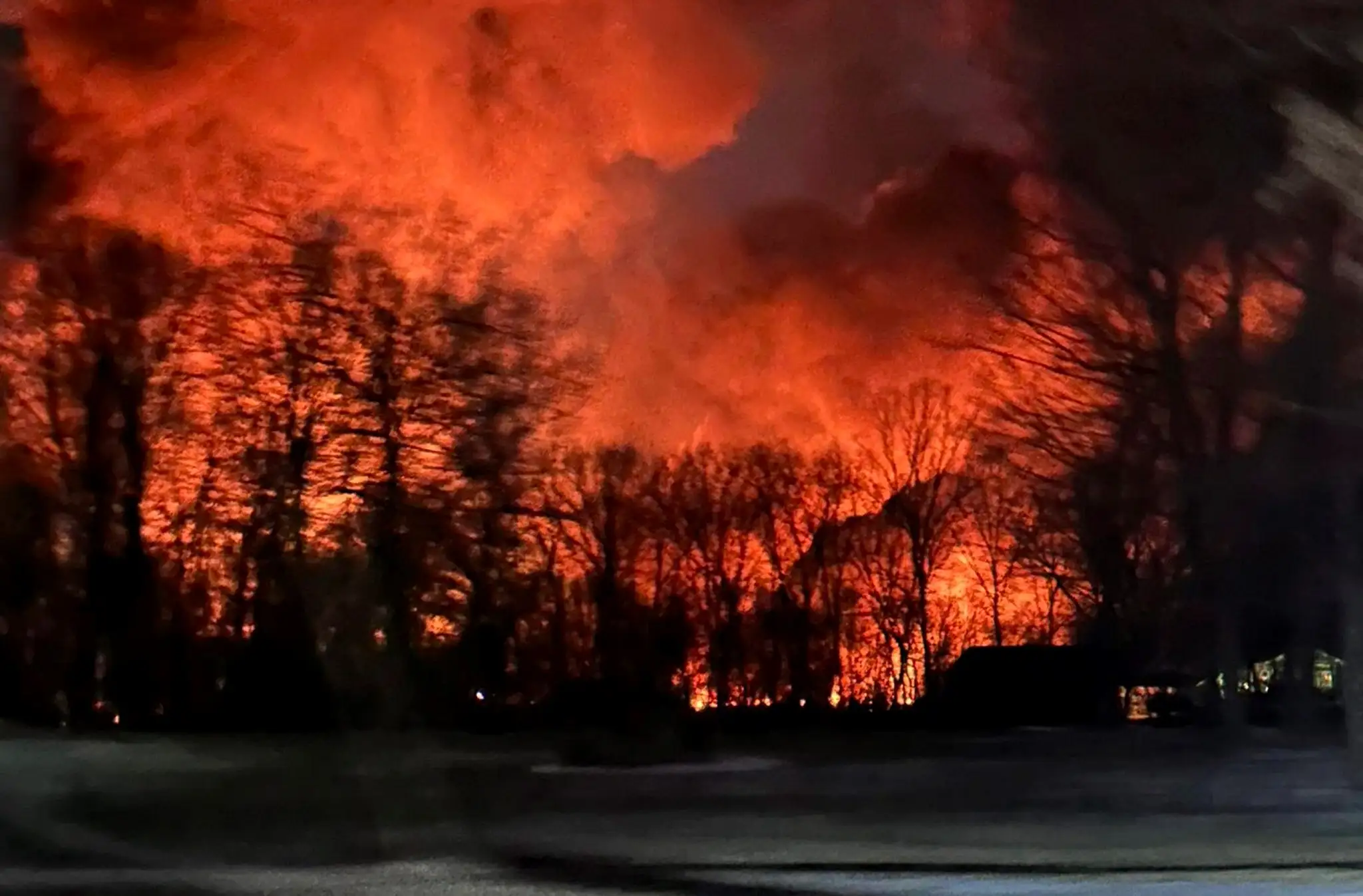 V Ohiu sa vykoľajil a explodoval vlak s chemikáliami.