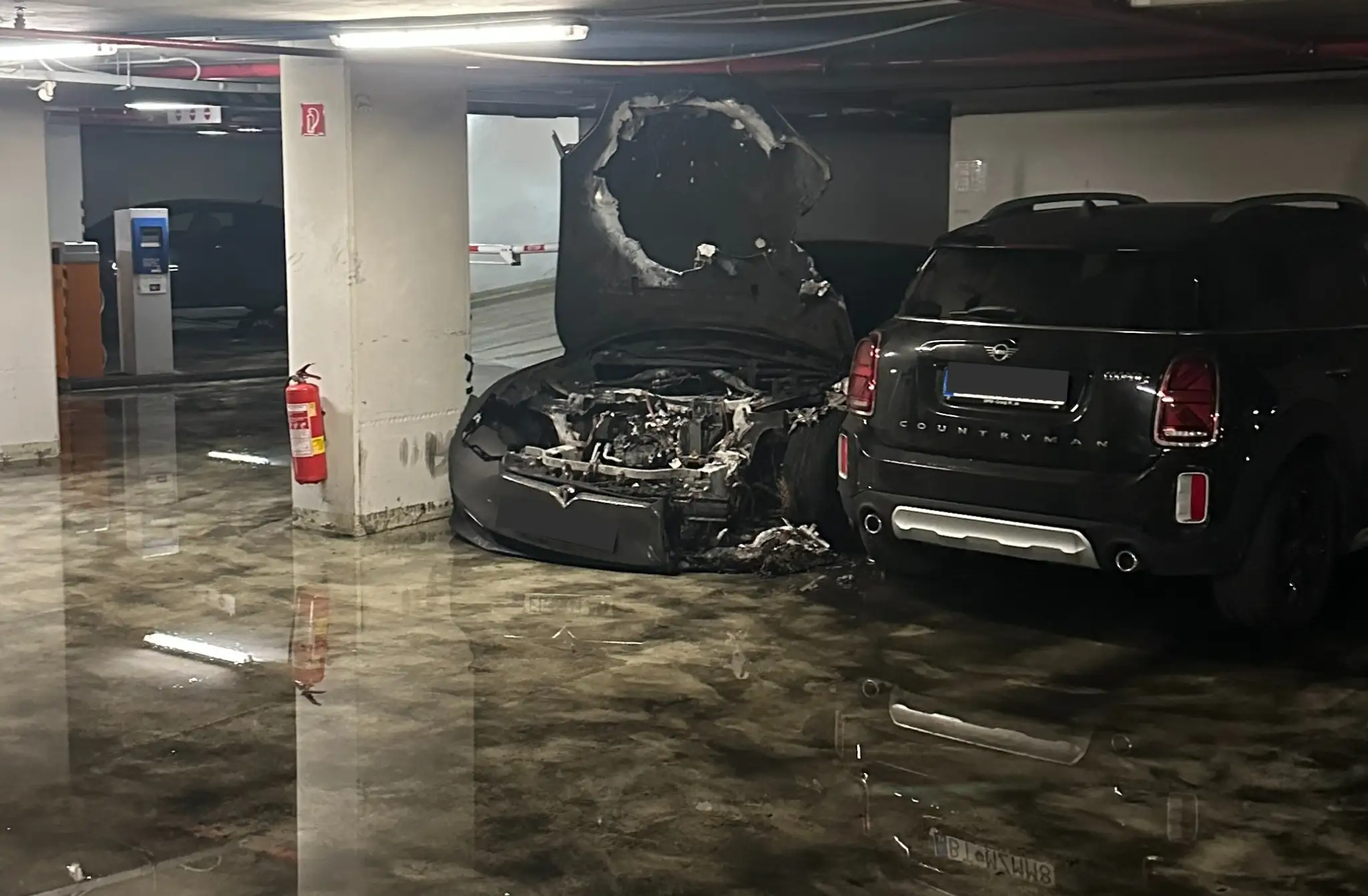 Zhorená Tesla v Petržalke
