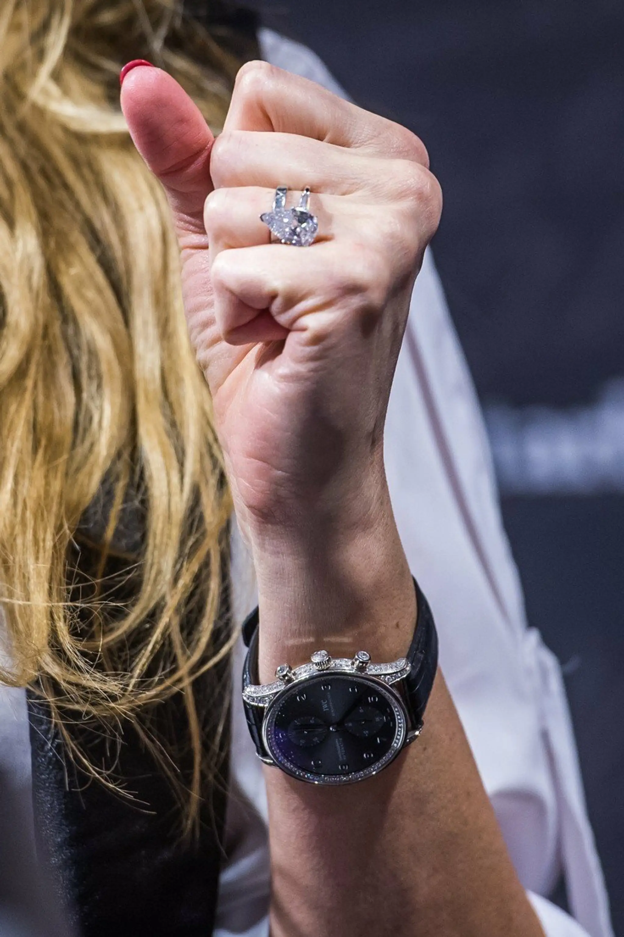 Luxusné hodinky a zásnubný diamantový prsteň Adriany Sklenaříkovej-Karembeu