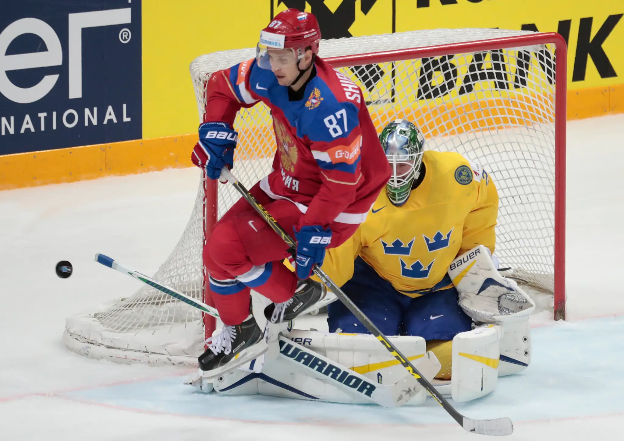 Rus Vadim Šipachjov (vľavo) s pukom pred švédskym brankárom Jacobom Markstromom na MS v Rusku.