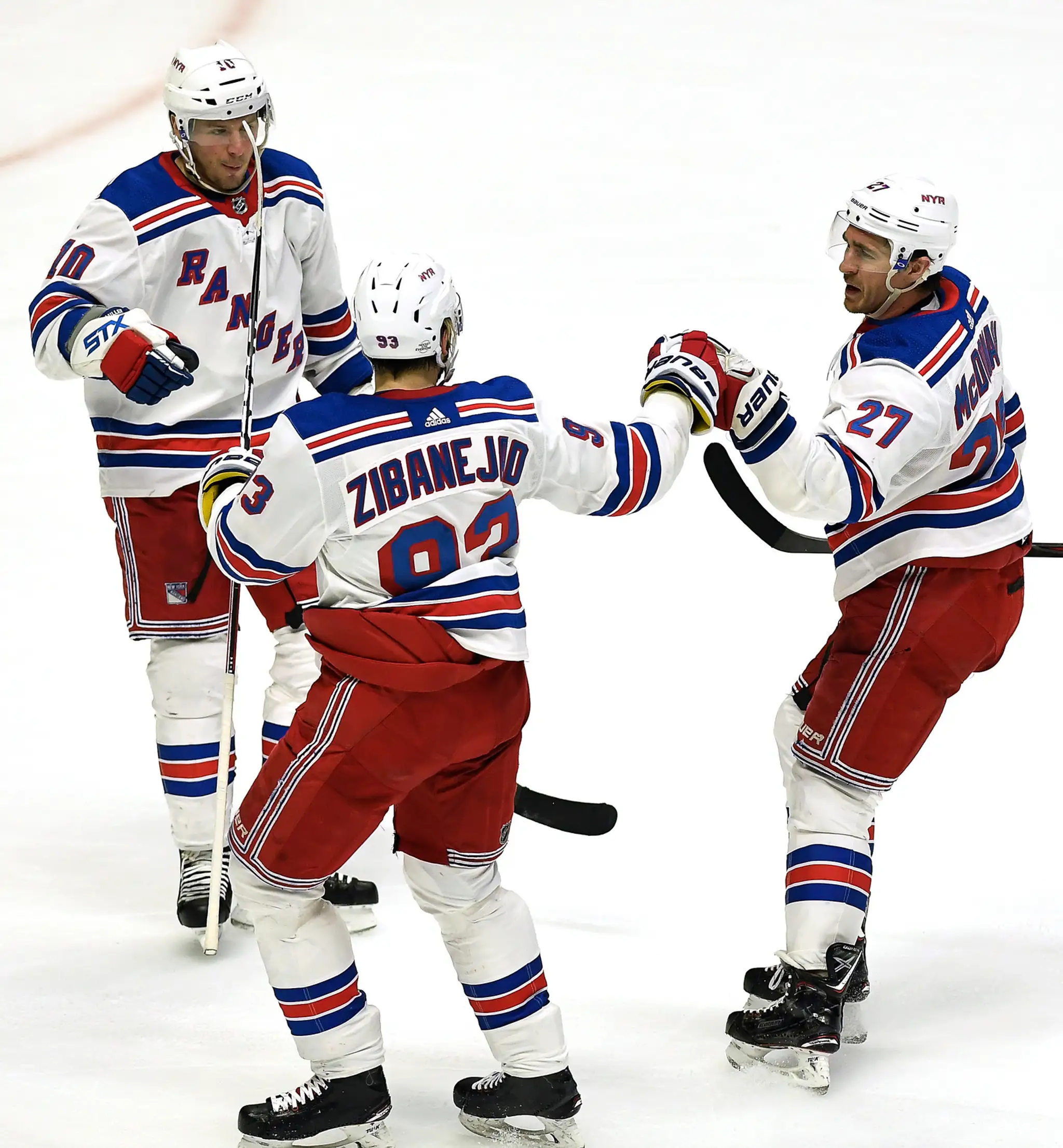 J.T. Miller (vľavo) a Ryan McDonagh (vpravo) na archívnej snímke v drese New Yorku Rangers.