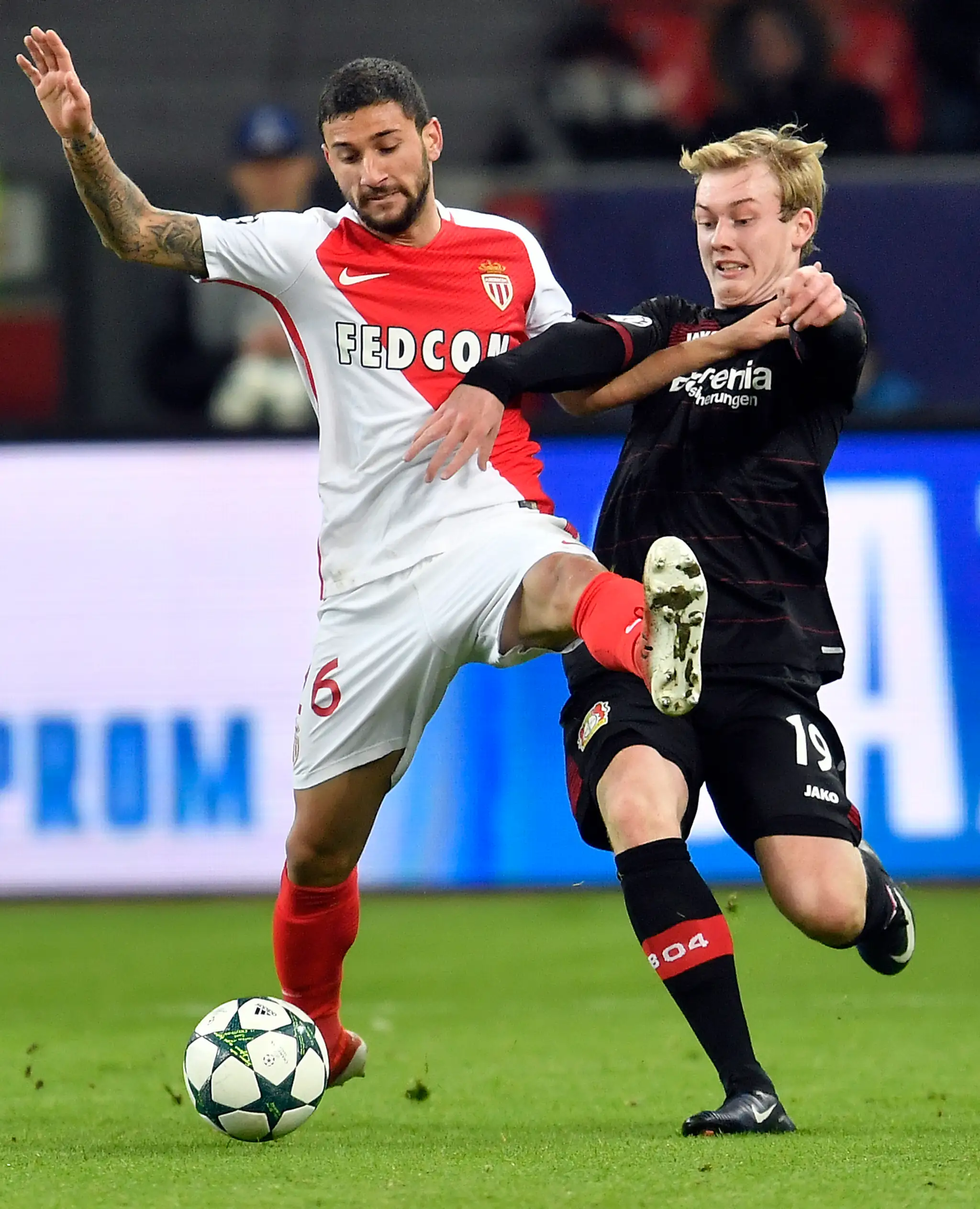 Gabriel Boschilia (vľavo) z AS Monaco v súboji o loptu s mladíkom Leverkusenu Julianom Brandtom v dueli LM.
