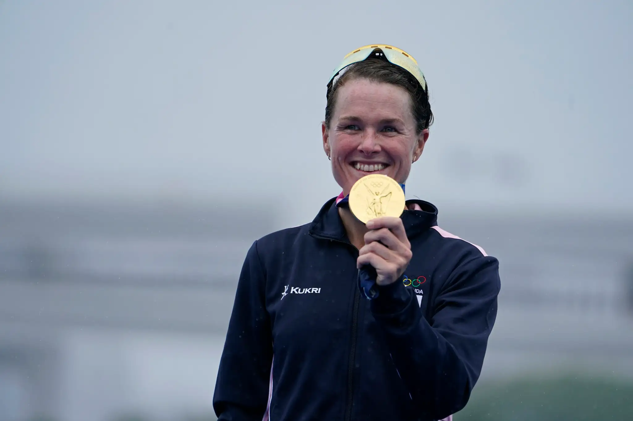 Flora Duffyová pózuje so zlaou olympijskou medailou.