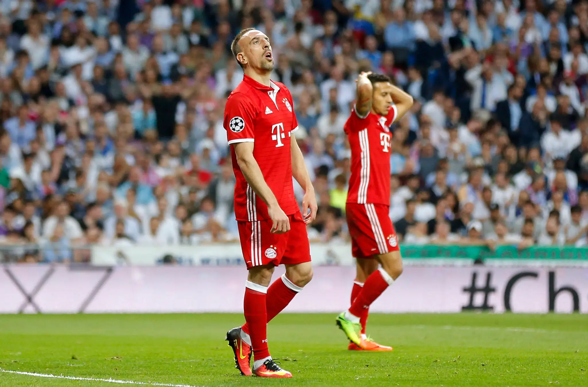 Hráči Bayernu Franck Ribéry (v popredí) a Thiago Alcántara si spytujú svedomie v odvete štvrťfinále LM proti Realu.