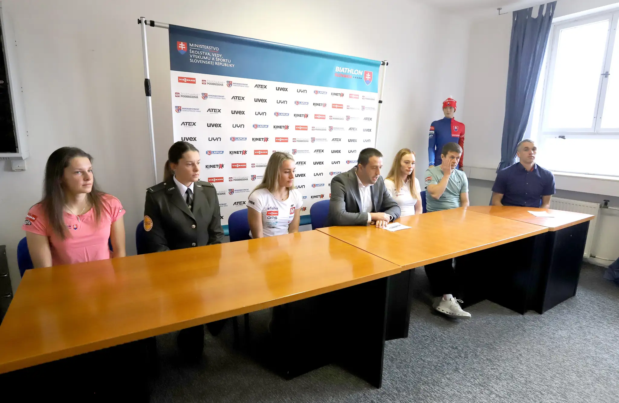 Zľava Zuzana Remeňová, Mária Remeňová, Paulína Bátovská Fialková, prezident SZB Peter Vozár, Ivona Fialková, tréner Lukáš Daubner a vedúci realizačného tímu Peter Kazár.