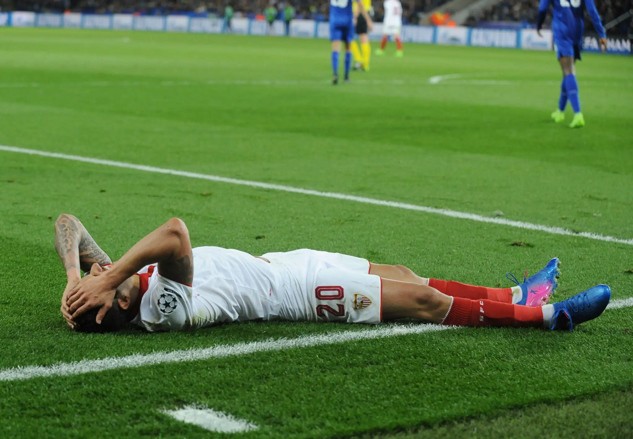 Vitolo zo Seville leží na trávniku po vypadnutí v osemfinále LM proti Leicestru.
