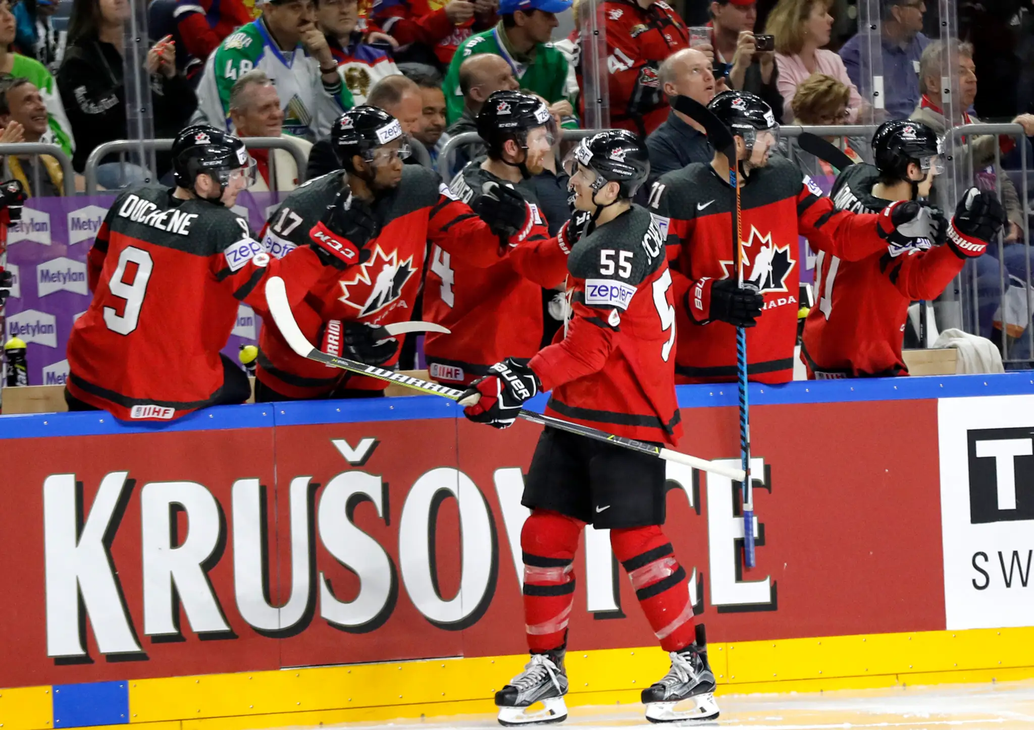 Mark Scheifele (na ľade) oslavuje s kanadskými spoluhráčmi svoj gól v semifinále MS 2017 proti Rusku.