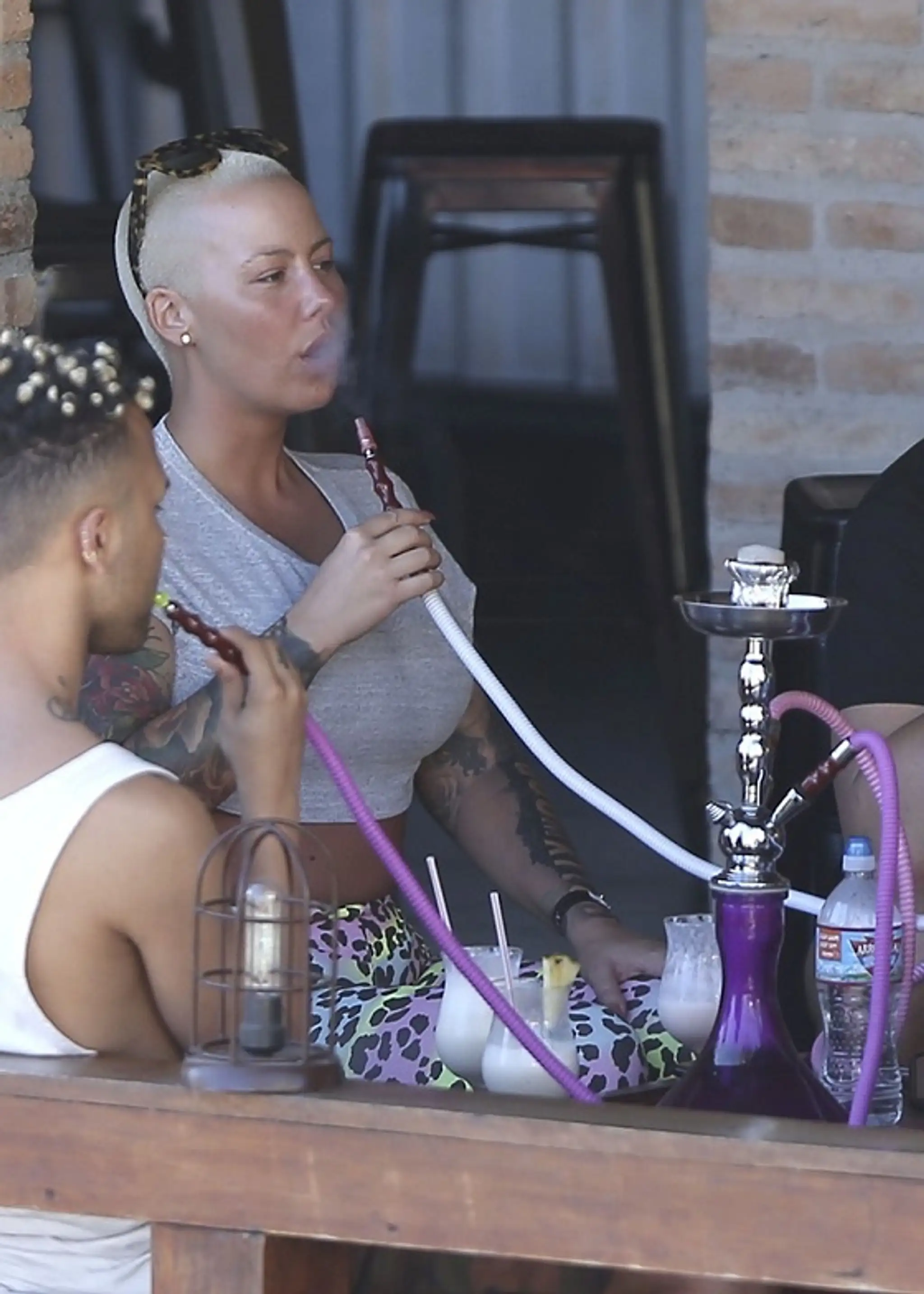 Amber Rose na vodnej fajke