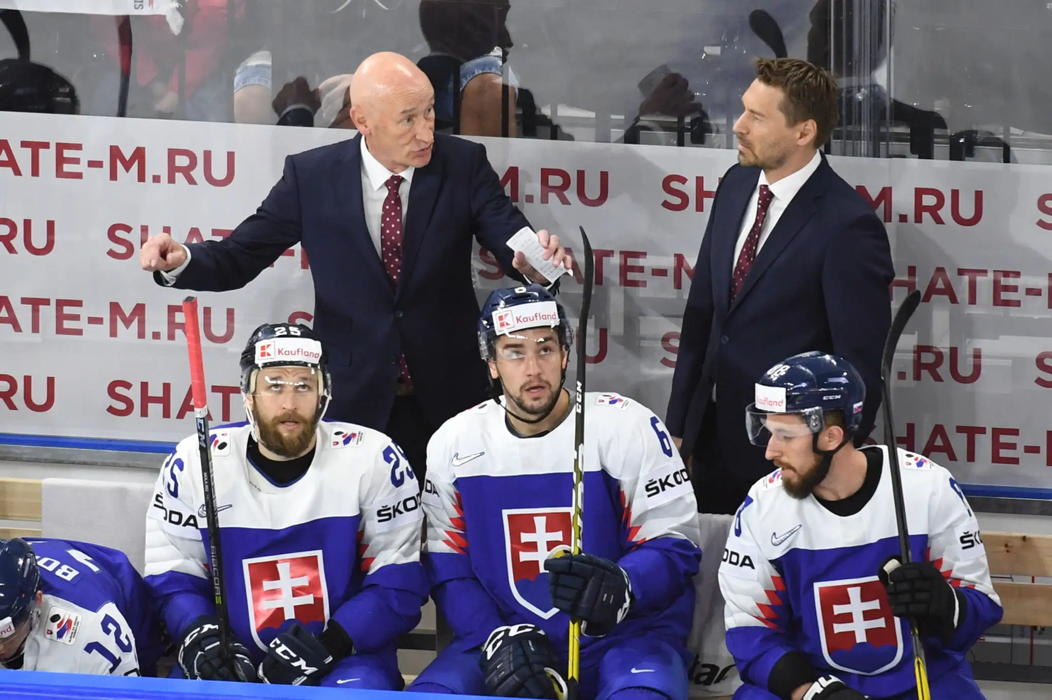 Tréner Craig Ramsey rozdáva hráčom pokyny.