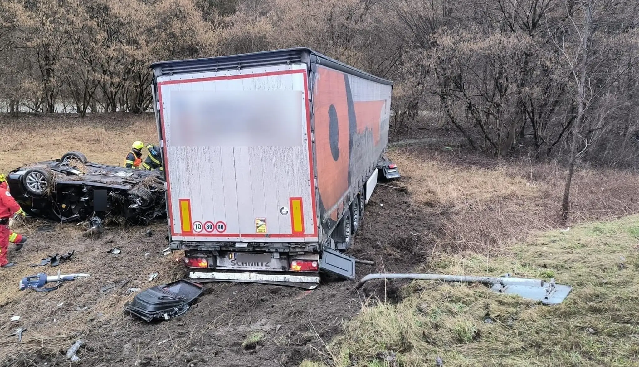 FOTO: Tragickú nehodu pod Strečnom zrejme spôsobil opitý vodič kamióna. Mladý šofér osobného auta nemal šancu prežiť
