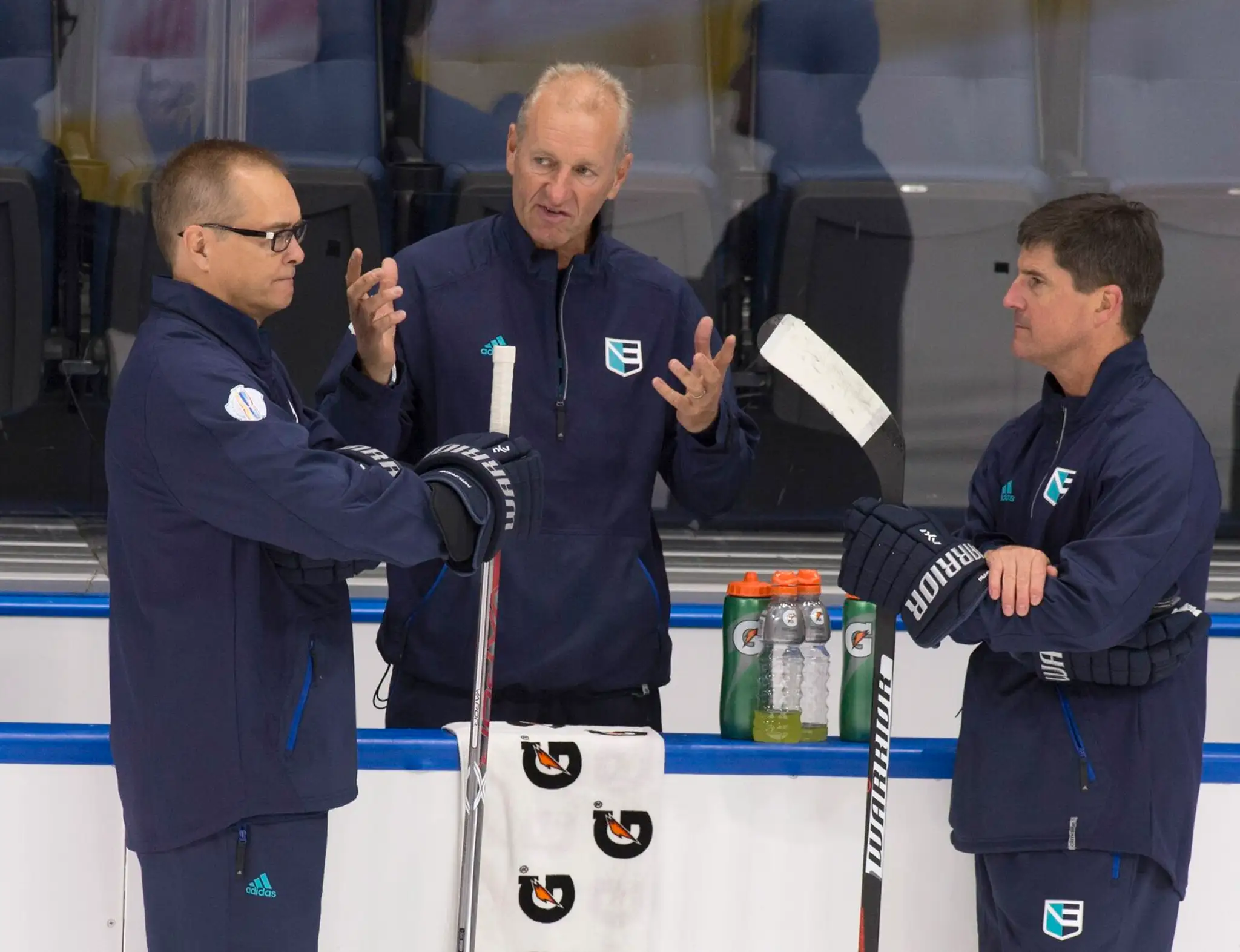 Tréner Tímu Európy Ralph Krueger a jeho asistenti Paul Maurice a Brad Shaw počas prvého tréningu pred blížiacim sa Svetovým poh