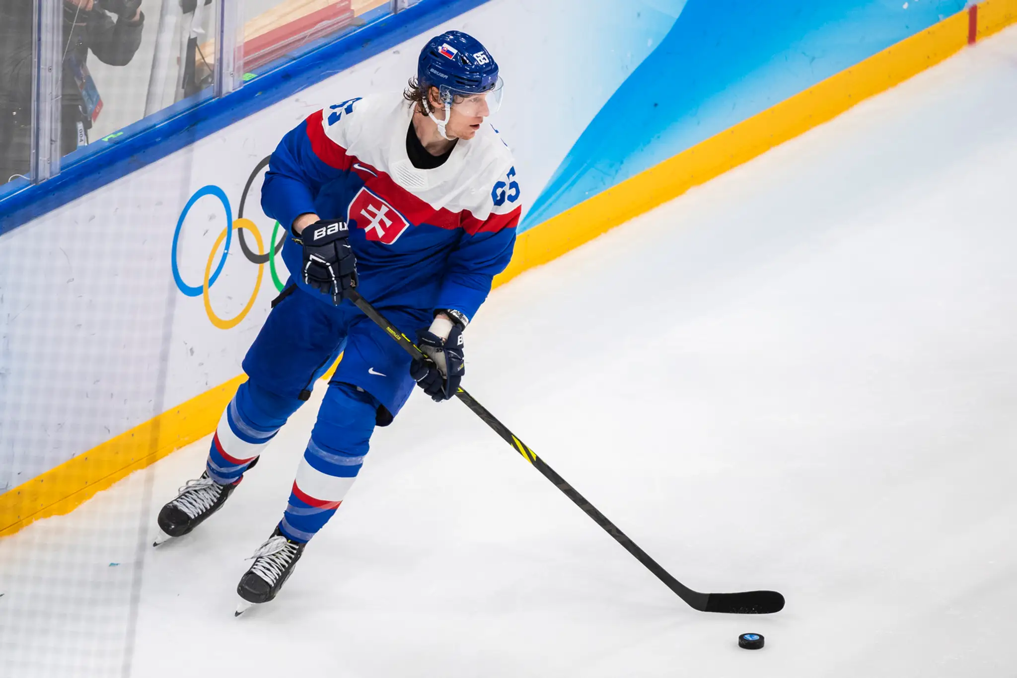 Hokejista Slovenska Michal Čajkovský v zápase s Lotyšskom na ZOH 2022.