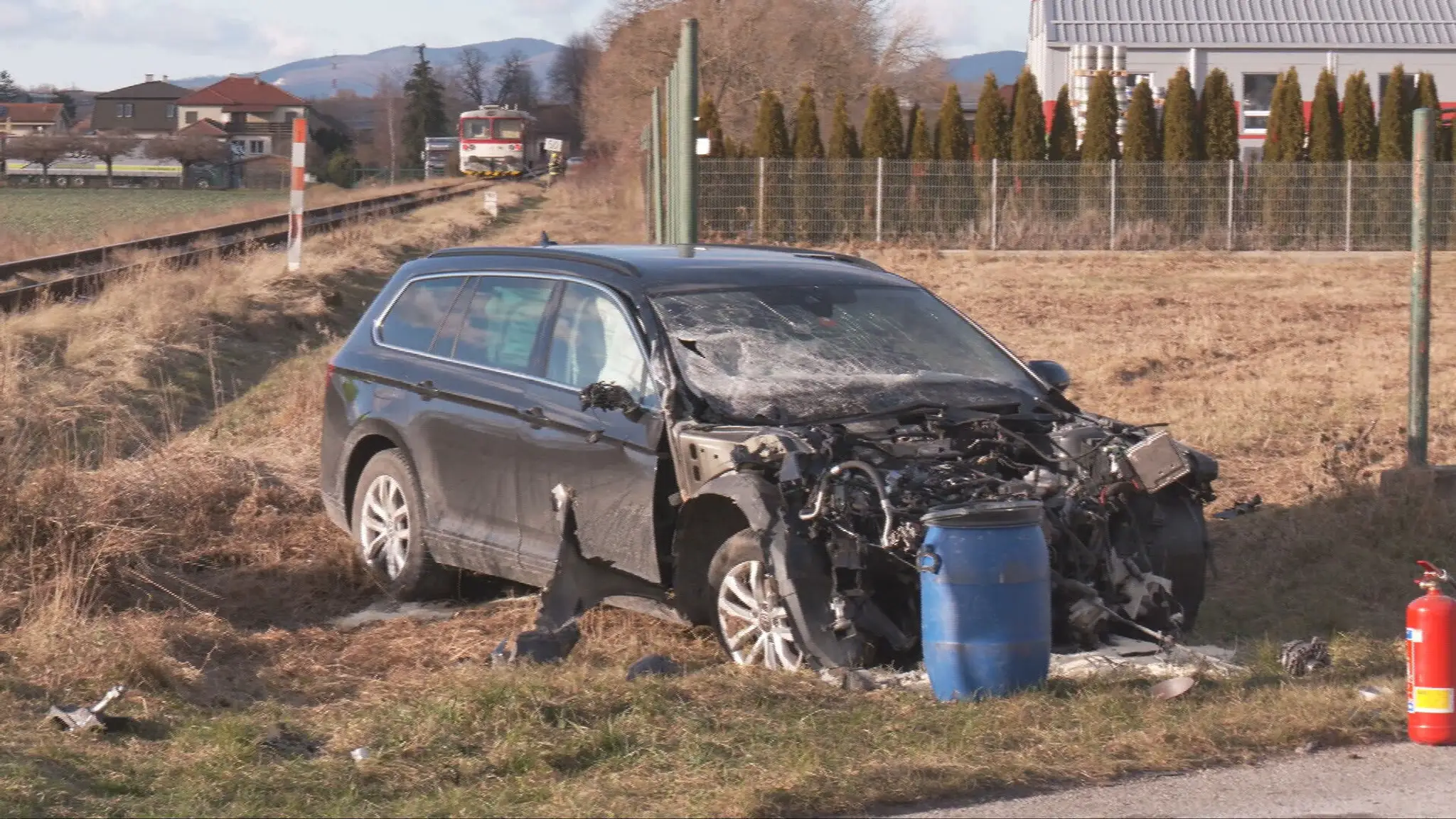 Vlak zdemoloval auto na priecestí v Bánovciach nad Bebravou