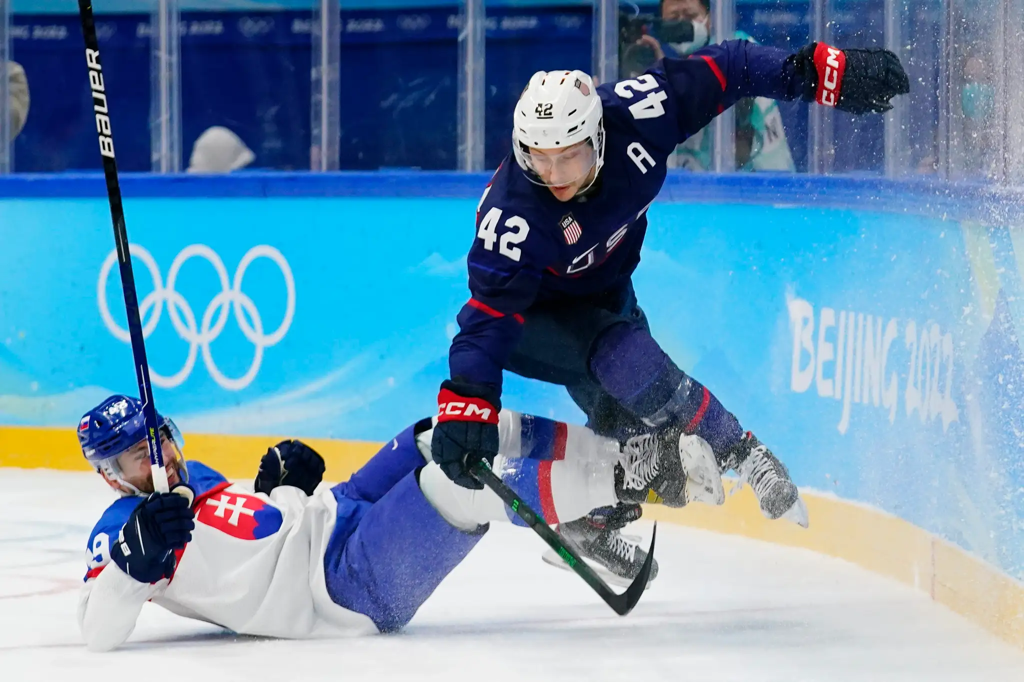 Sprava Američan Aaron Ness a Samuel Takáč v súboji vo štvrťfinále ZOH 2022.