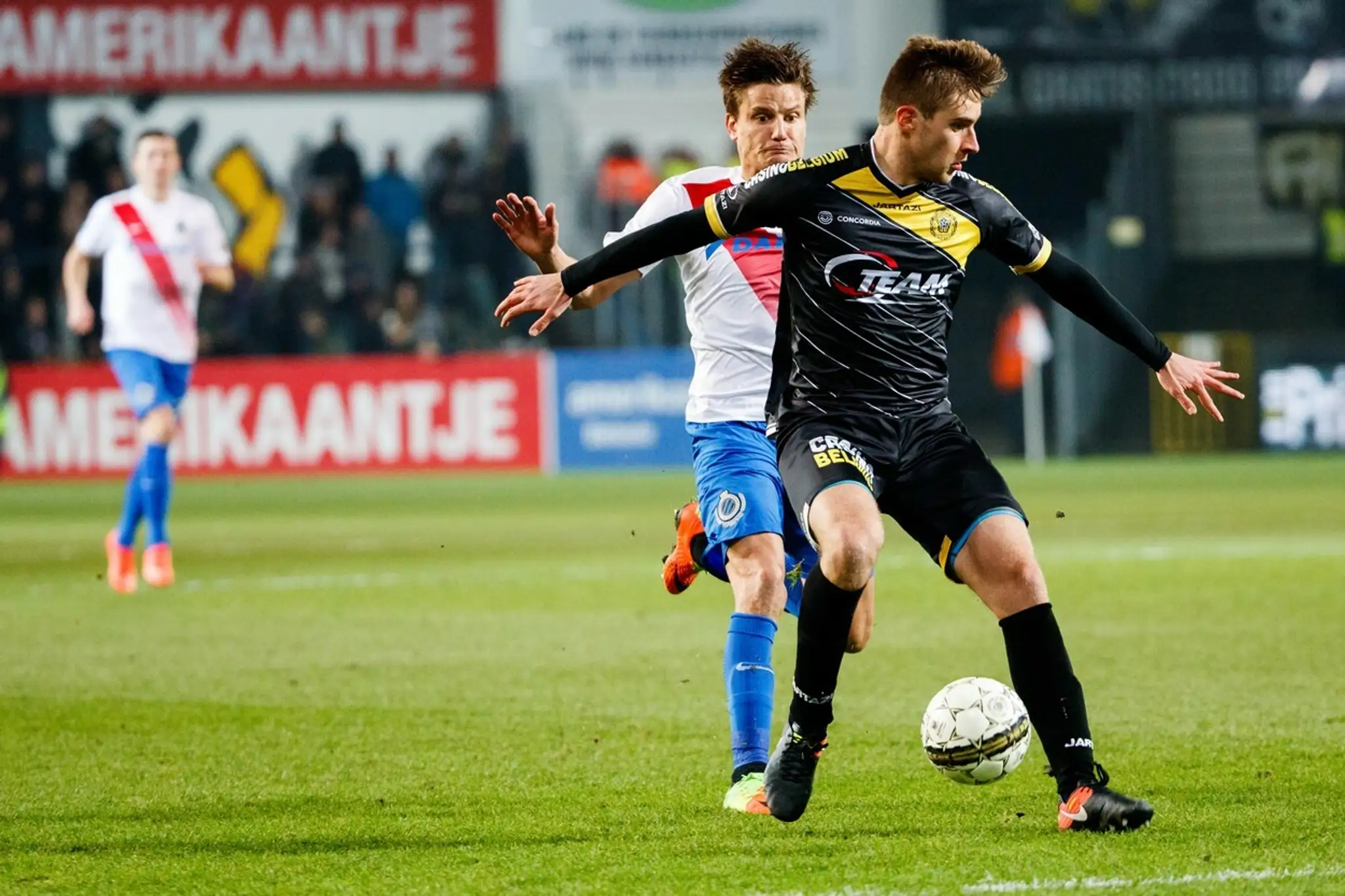 Branislav Niňaj (vpredu) v súboji o loptu s Jelle Vossenom.
