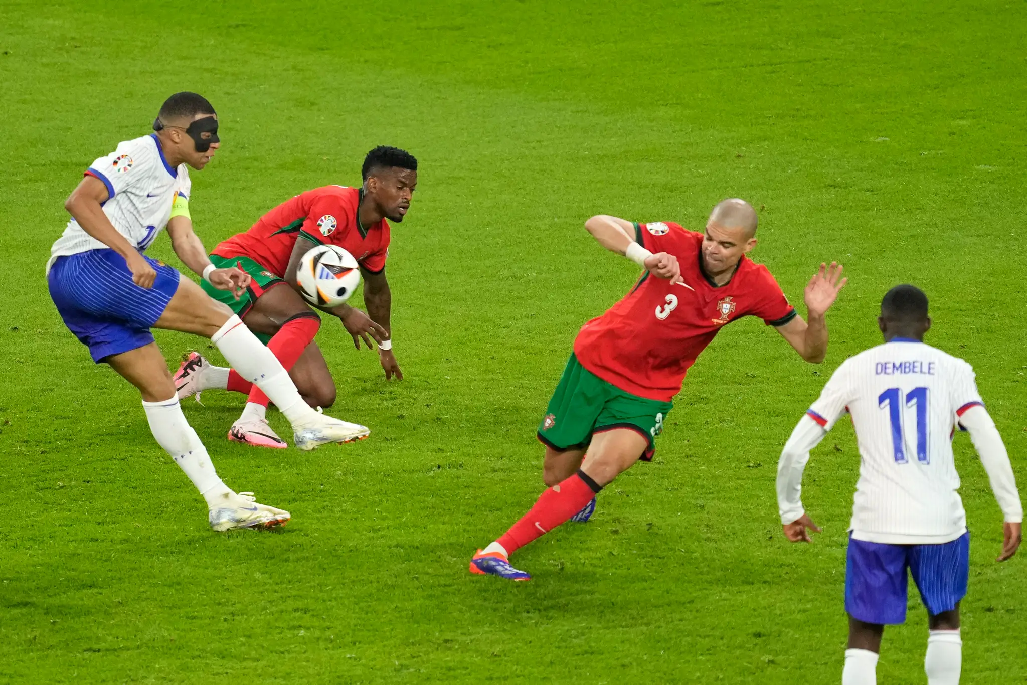 Pepe blokuje strelu Kyliana Mbappého.
