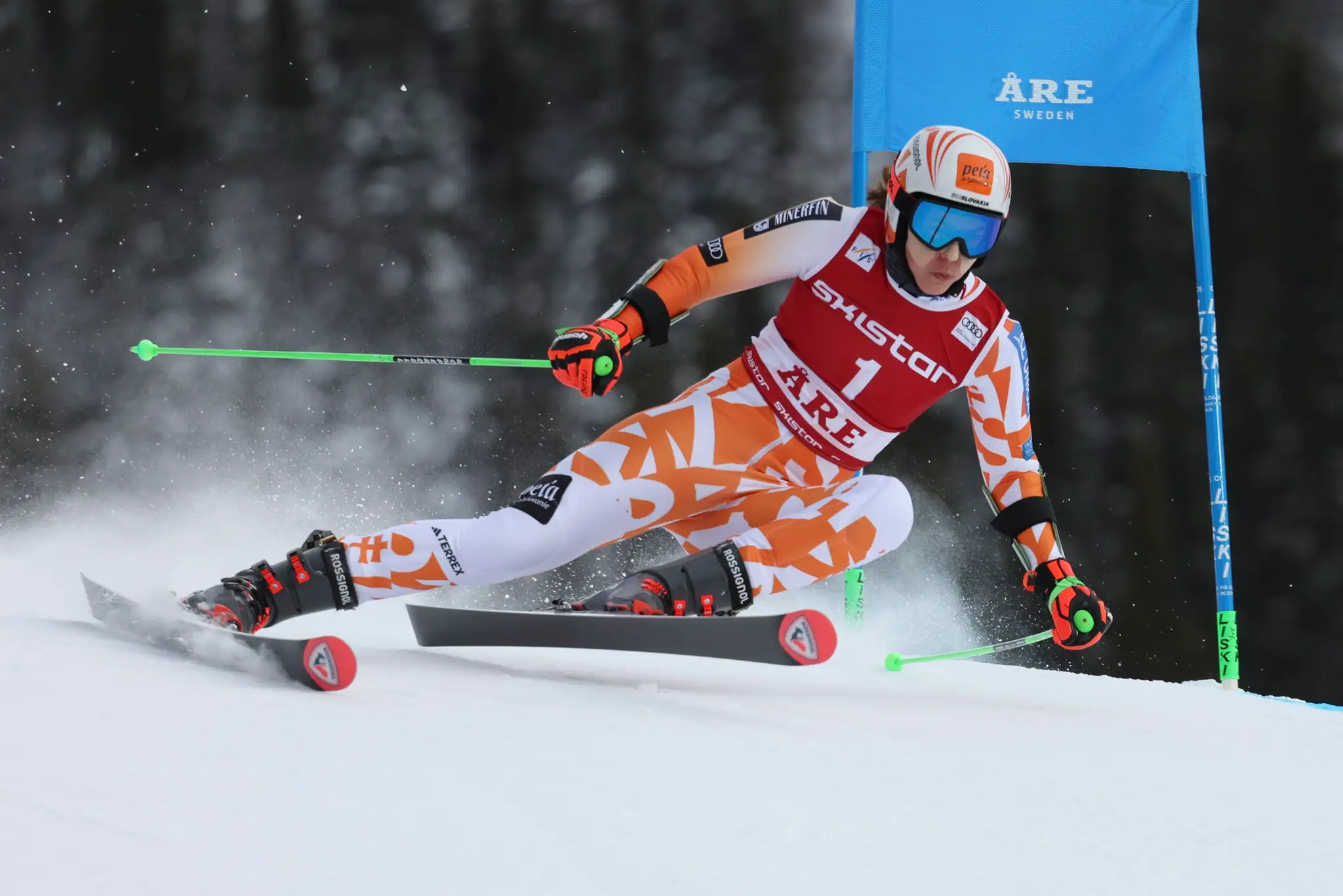 Petra Vlhová na trati obrovského slalomu v Aare.