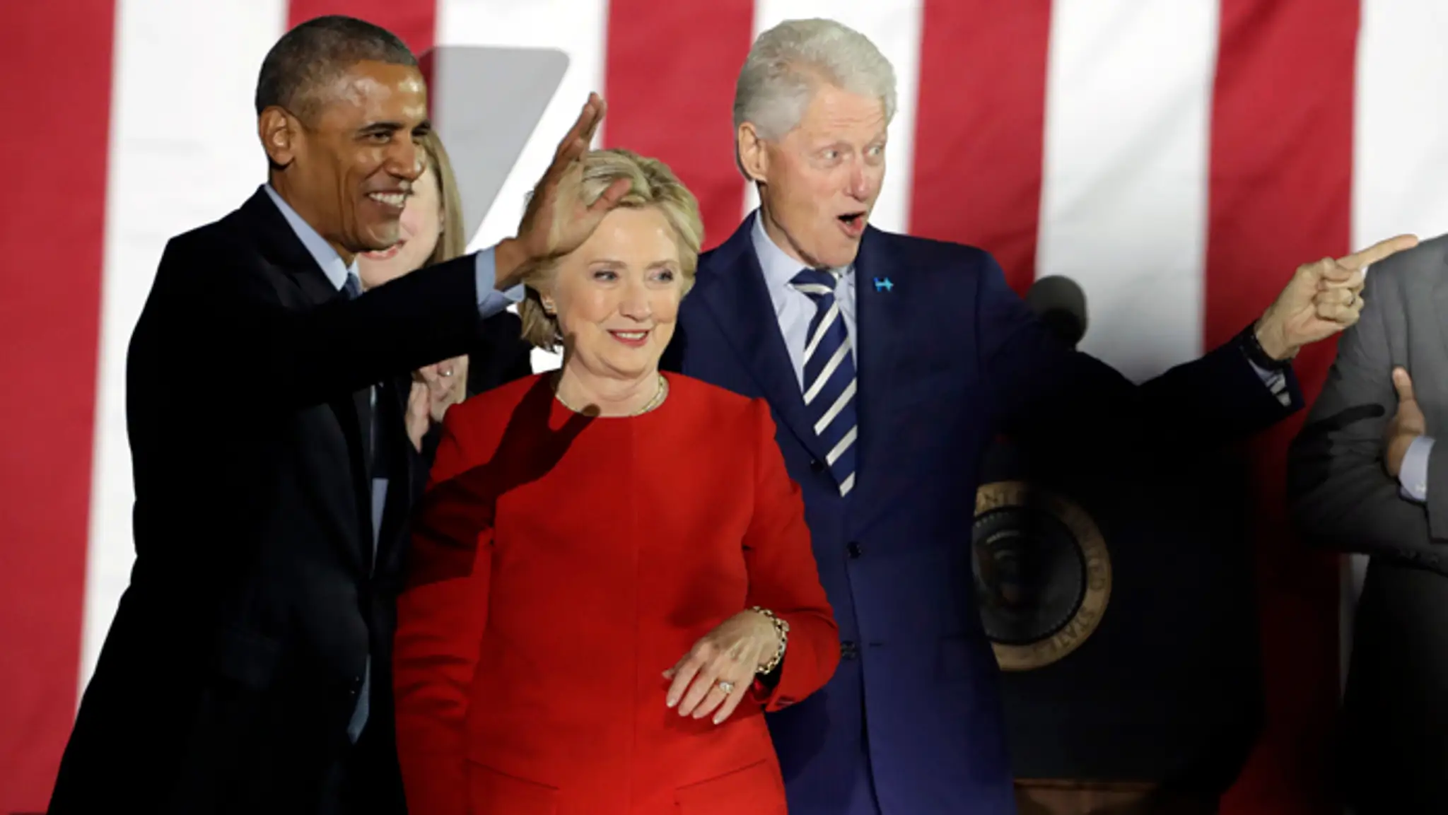 Hillary Clintonová s manželom a odchádzajúcim prezidentom Barackom Obamom.