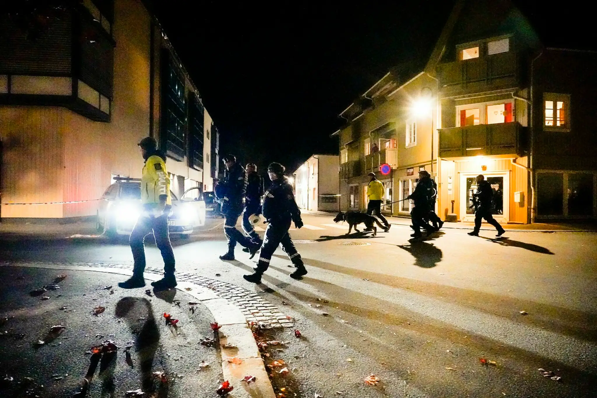 Nórska polícia na mieste činu v Kongsbergu.