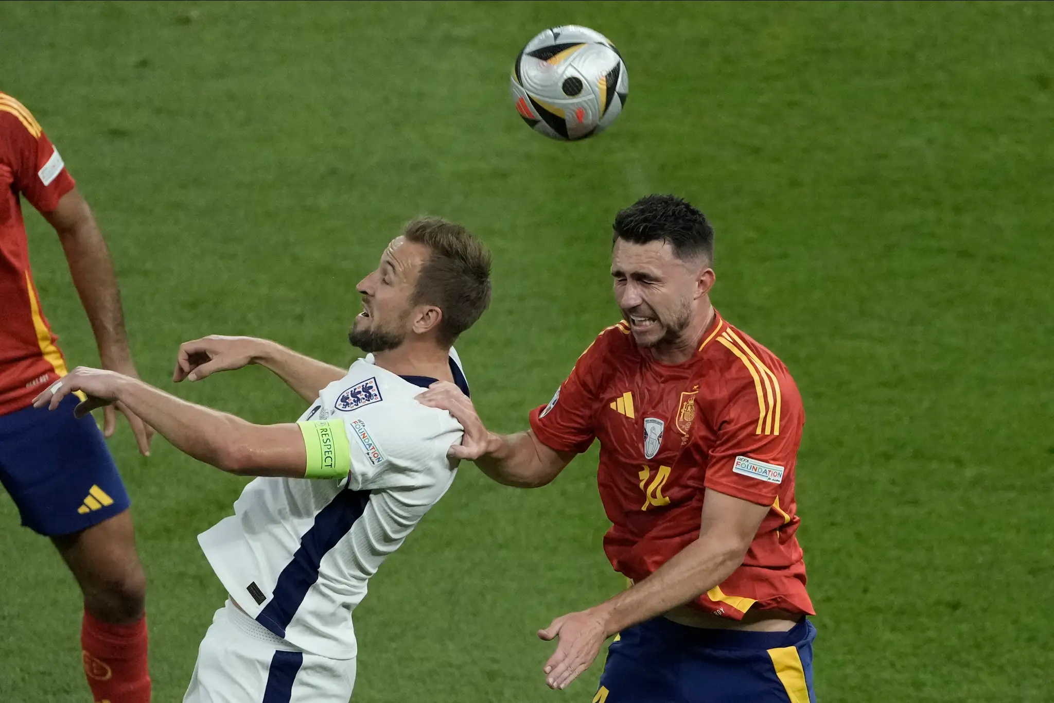 Zľava Angličan Harry Kane a Španiel Aymeric Laporte vo finále ME 2024.