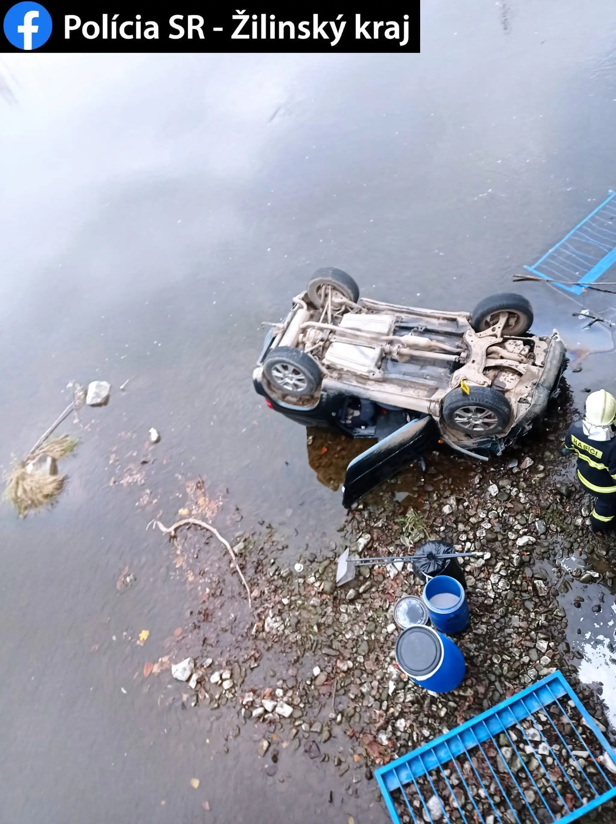 Auto skončilo po nehode v rieke Kysuca.