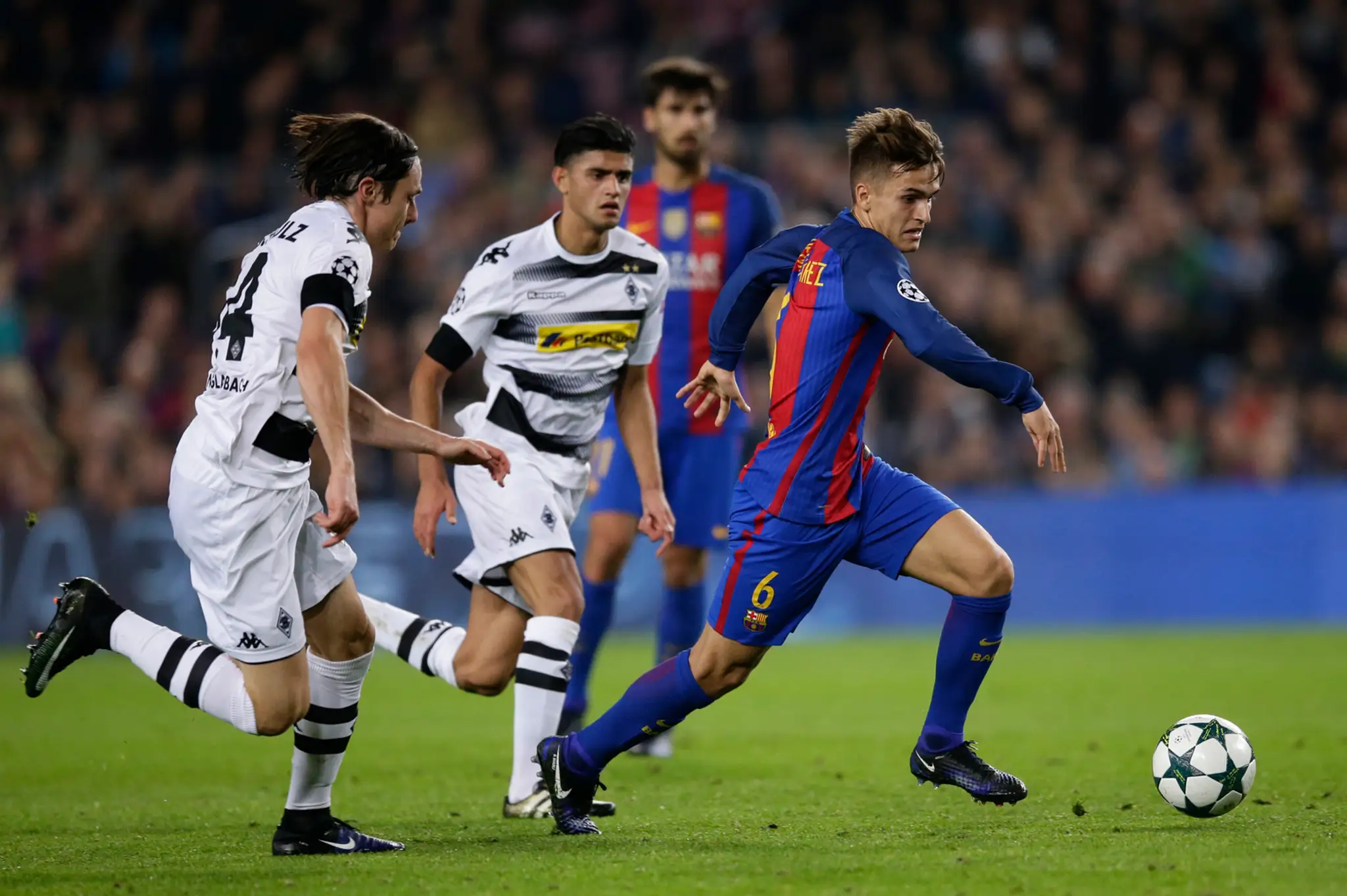 Denis Suárez (s loptou) z FC Barcelona uniká hráčom Borussie Mönchengladbach v zápase LM.