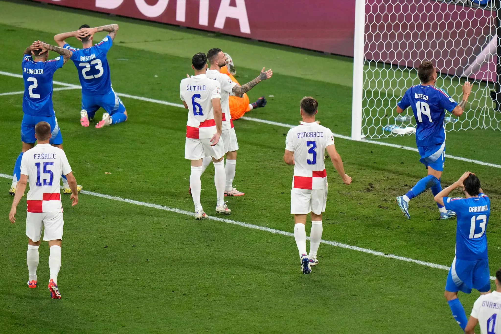 Talianski hráči reagujú po zahodenej šanci proti Chorvátsku na ME 2024.