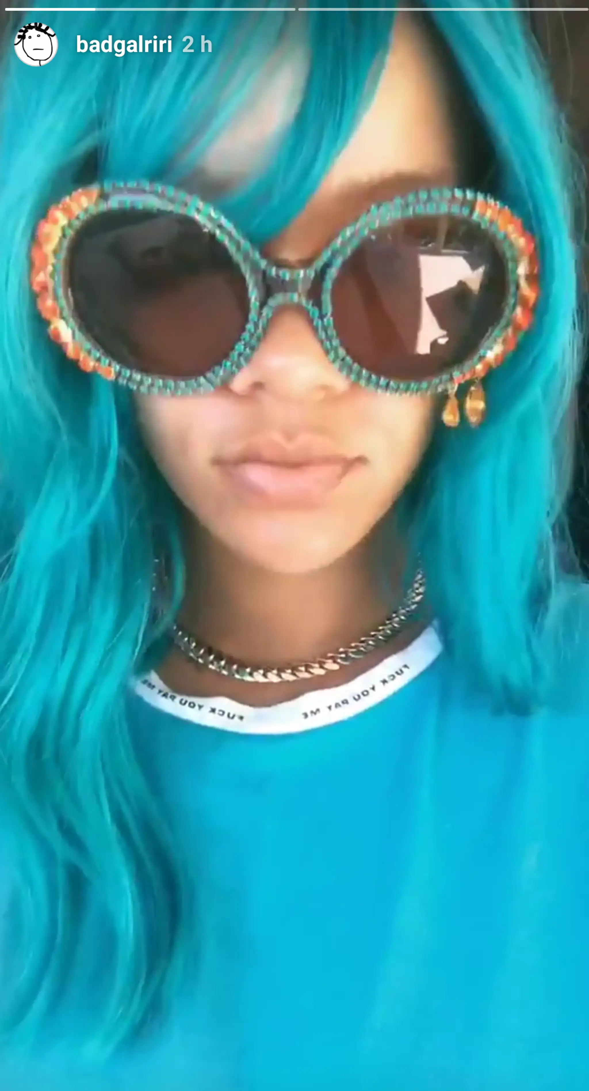 Rihanna s modrými vlasmi