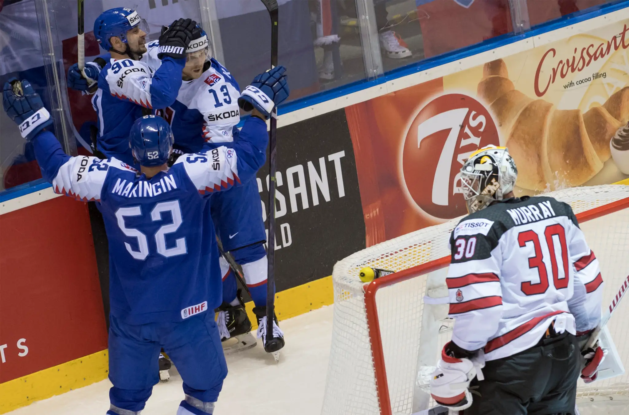 Gól Slovenska na 5:5, vľavo Ladislav Nagy a kanadský brankár Matt Murray v dueli na MS 2019.