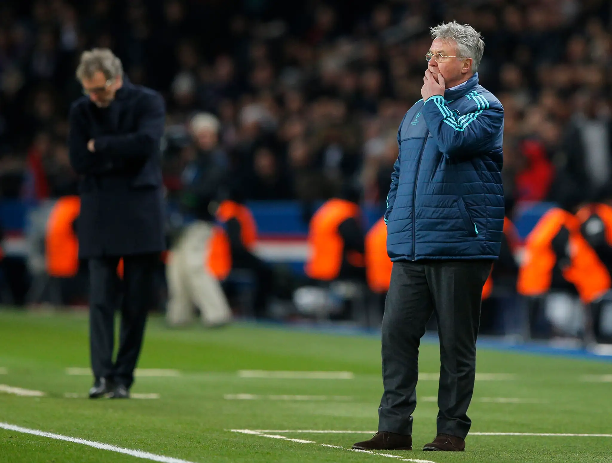 V pozadí kouč PSG Laurent Blanc, v popredí tréner Chelsea Guus Hiddink.
