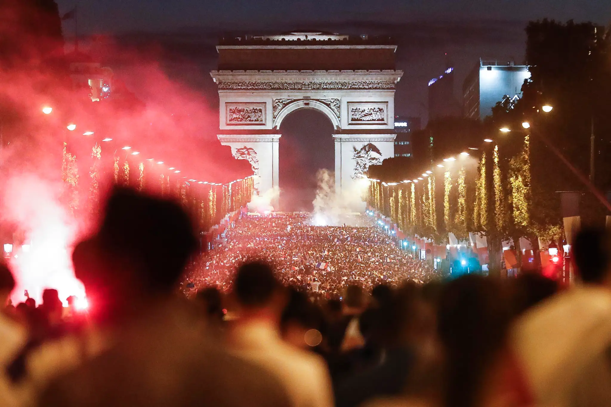 Zaplnené Champs Elysées po postupe francúzského tímu do finále MS 2018.