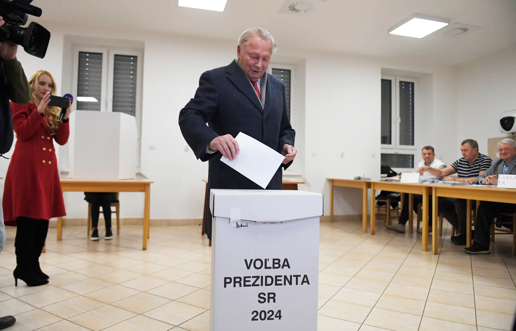 Bývalý prezident SR Rudolf Schuster vhadzuje obálku s hlasovacím lístkom do volebnej schránky v Košiciach.