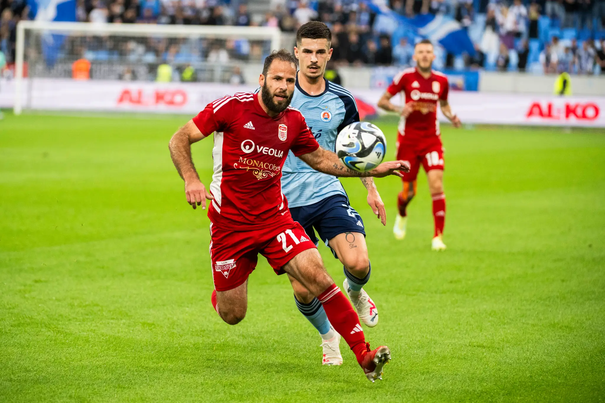 Zľava Lukáš Migaľa (Banská Bystrica) a Matúš Vojtko (Slovan) počas zápasu 2. kola Niké ligy.