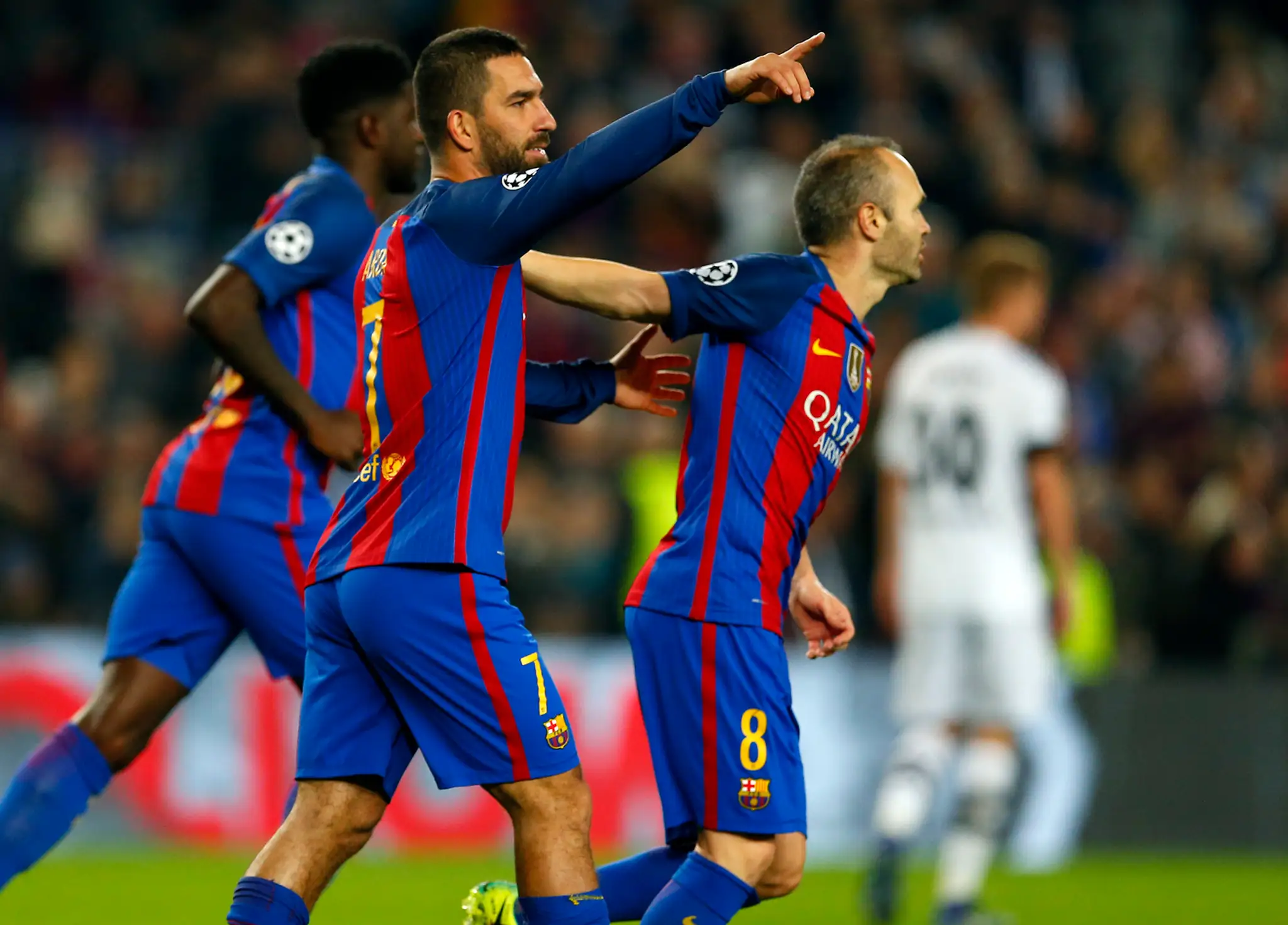 Arda Turan (v strede) z FC Barcelona oslavuje gól v dueli LM proti Borusii Mönchengladbach.
