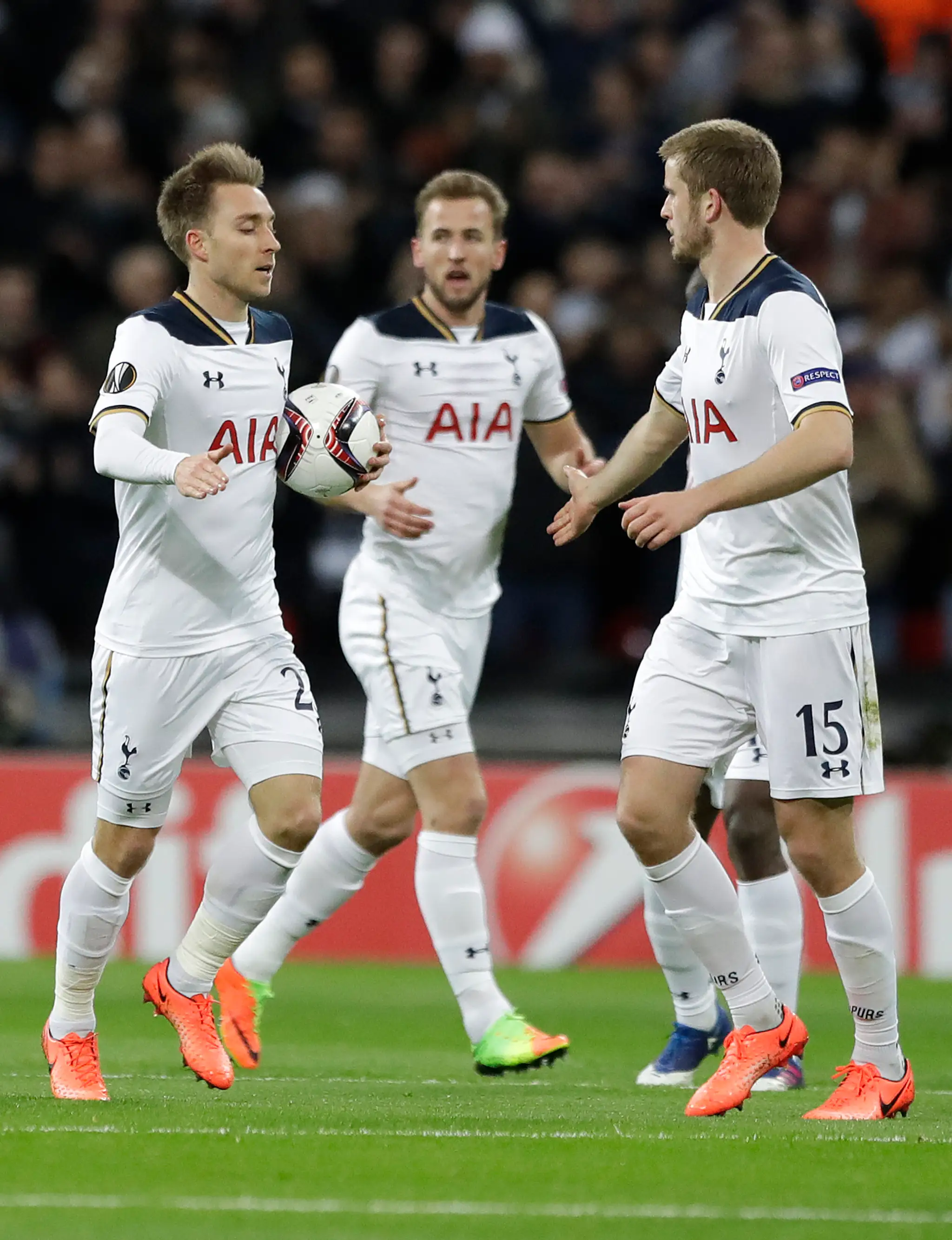 Christian Eriksen (vľavo) si podáva ruku so spoluhráčom z Tottenhamu Ercim Dierom po góle v šestnásťfinále EL proti Gentu.