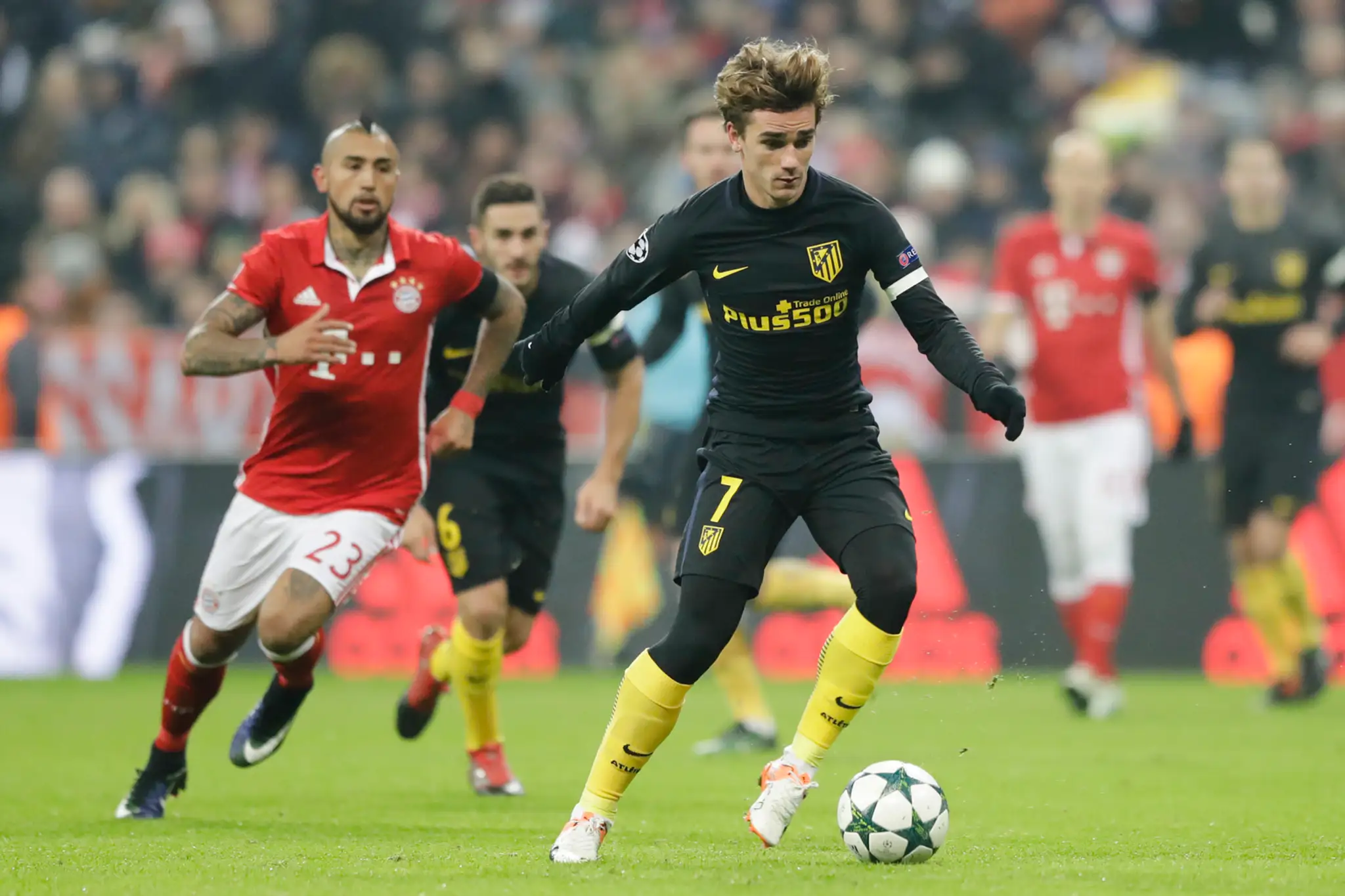 Arturo Vidal (vľavo) z Bayernu Mníchov v dueli LM atakuje ostrostrelca Atlética Madrid Antoinea Griezmanna.